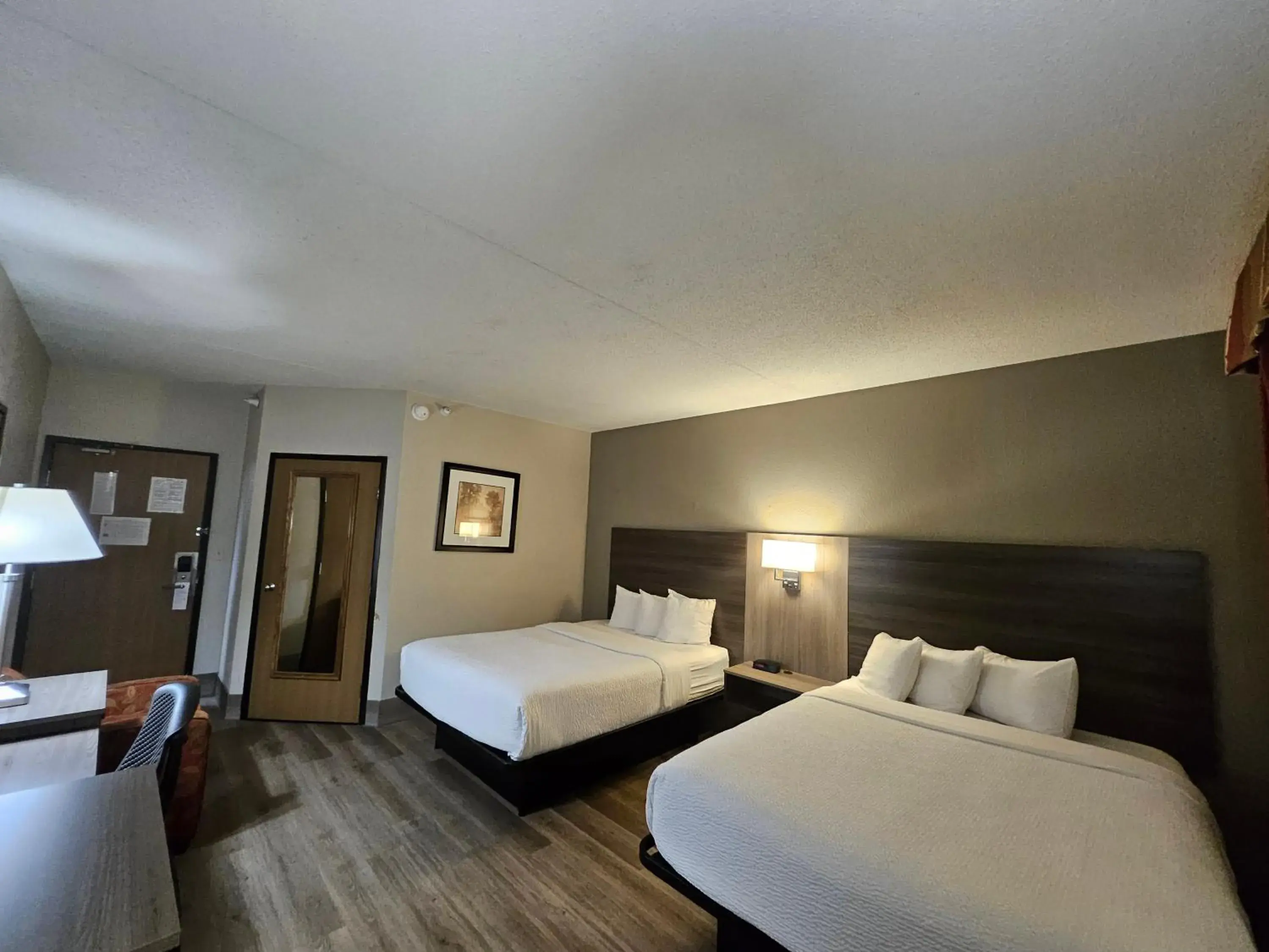 TV and multimedia, Bed in Ramada by Wyndham Platte City KCI Airport TV and multimedia, Bed in Ramada by Wyndham Platte City KCI Airport