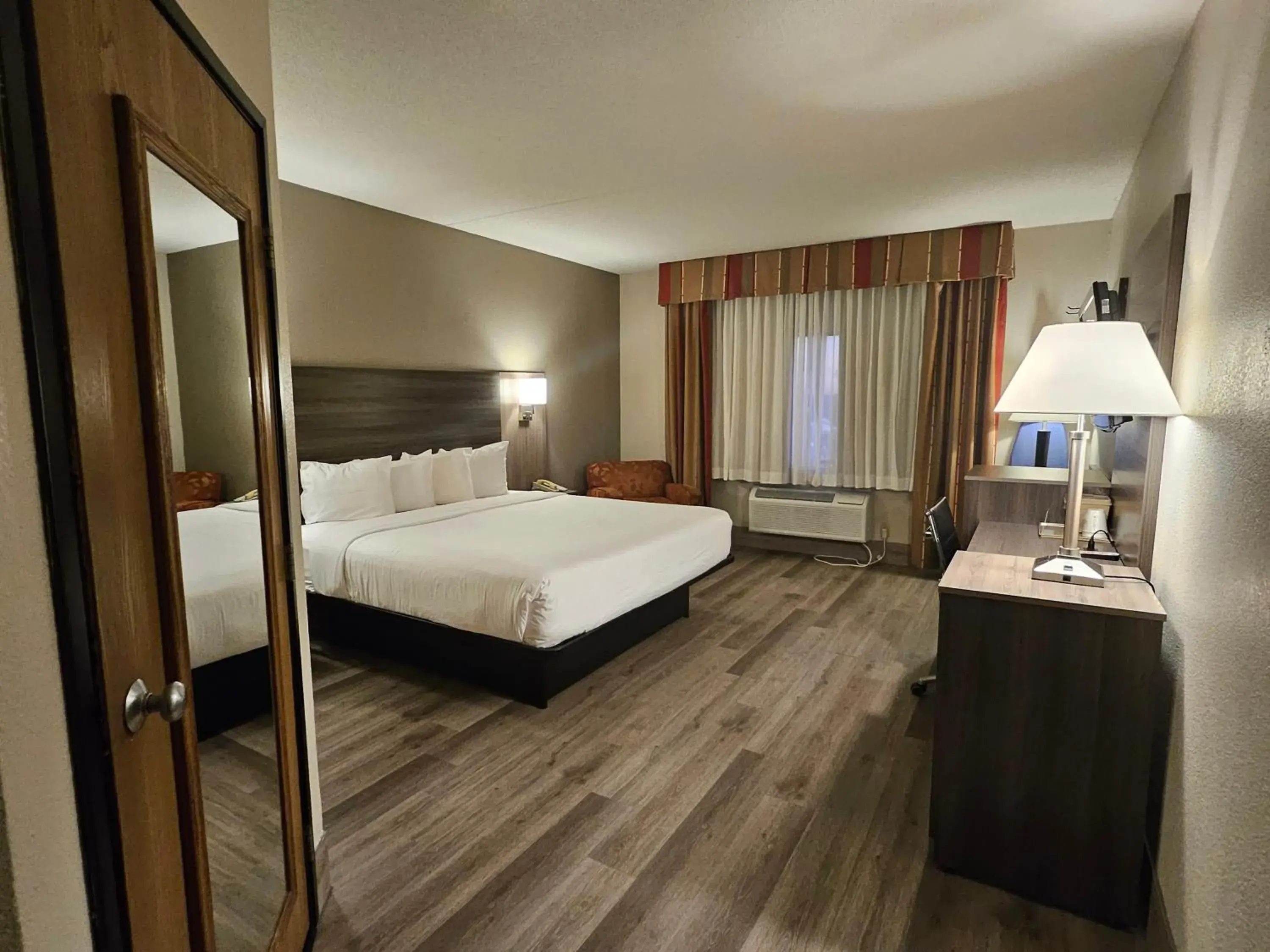 1 King Bed, Non-Smoking in Ramada by Wyndham Platte City KCI Airport 1 King Bed, Non-Smoking in Ramada by Wyndham Platte City KCI Airport