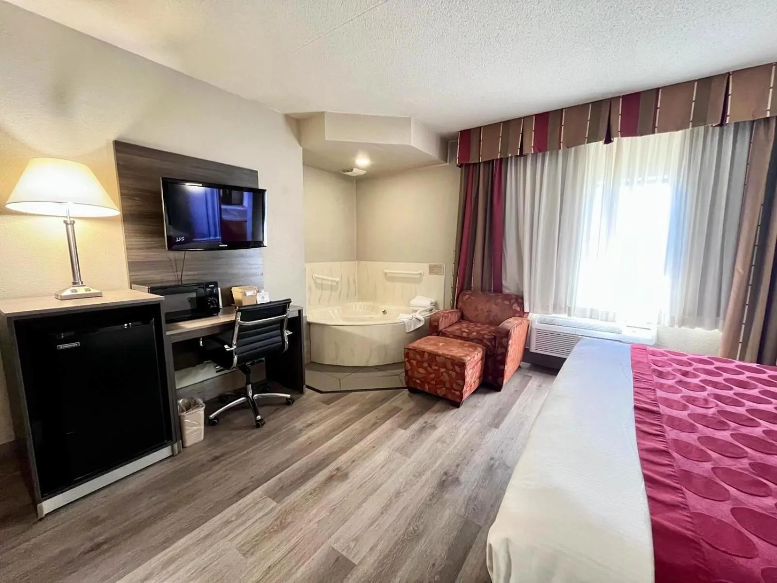 Bed in Ramada by Wyndham Platte City KCI Airport