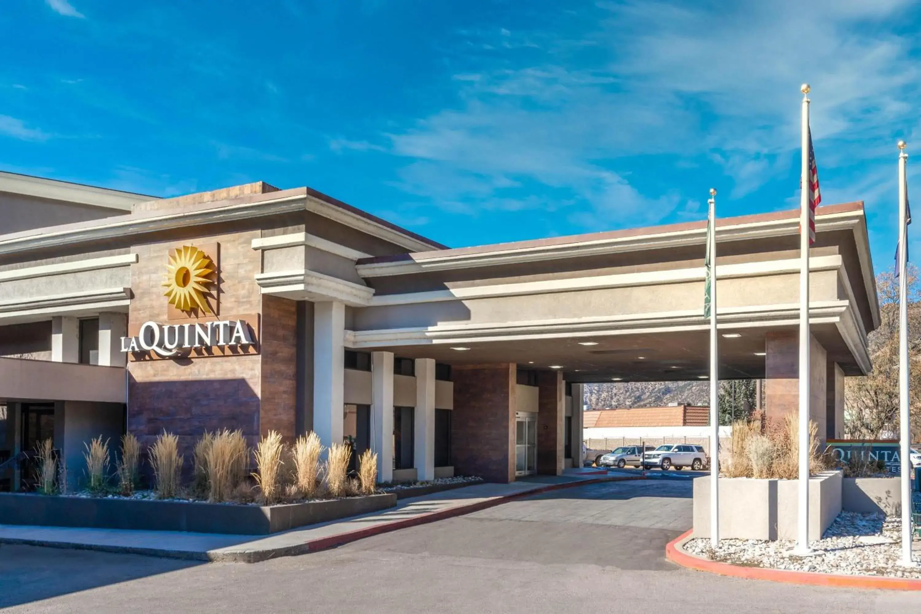Property building in La Quinta by Wyndham Glenwood Springs Property building in La Quinta by Wyndham Glenwood Springs