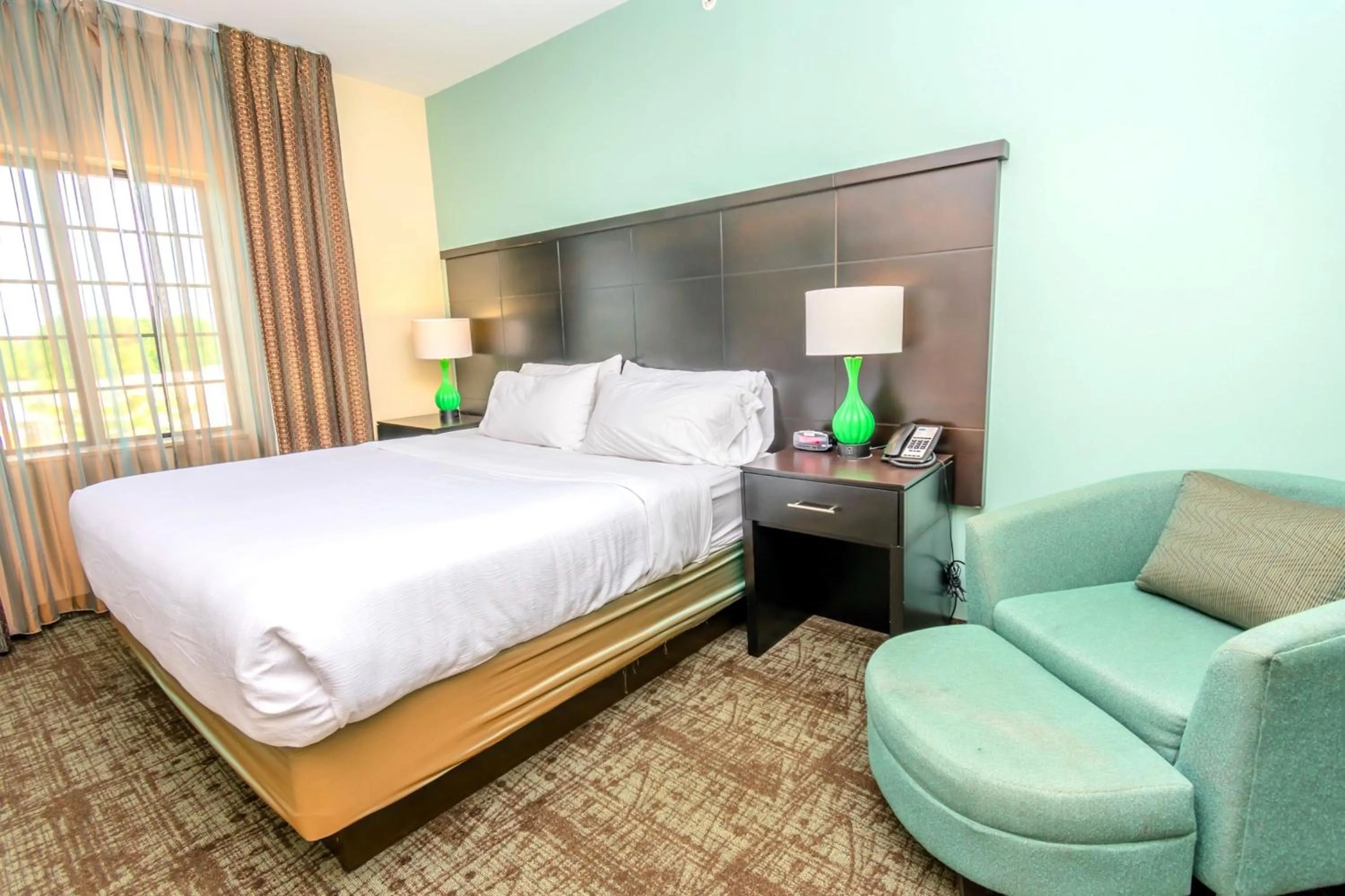 Photo of the whole room, Bed in Staybridge Suites Houston - IAH Airport by IHG