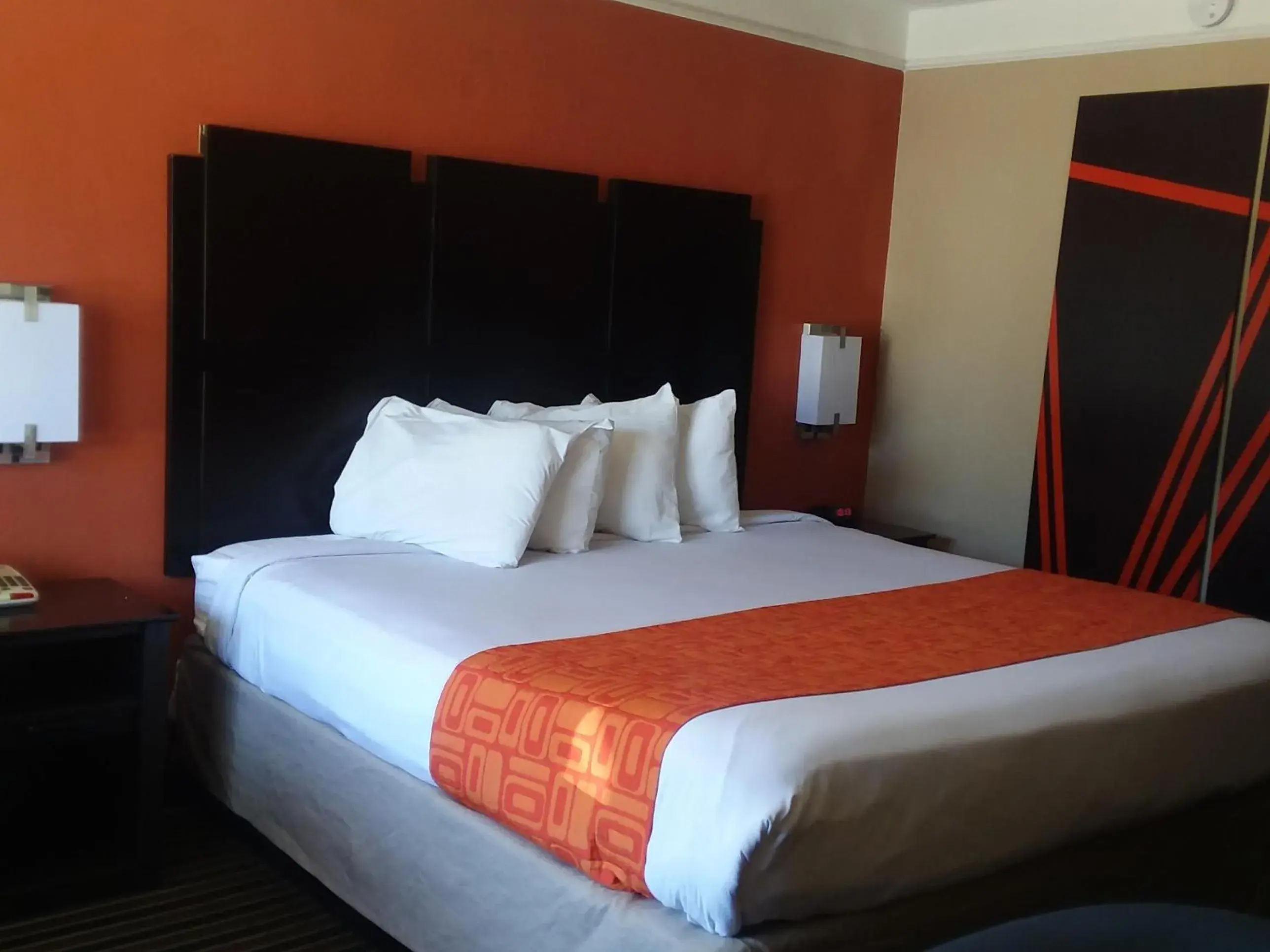 Guests, Bed in Howard Johnson by Wyndham Historic Lake Charles Guests, Bed in Howard Johnson by Wyndham Historic Lake Charles