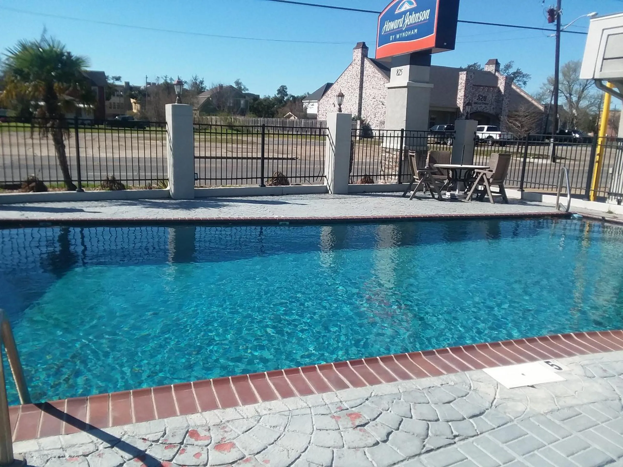 Swimming pool in Howard Johnson by Wyndham Historic Lake Charles