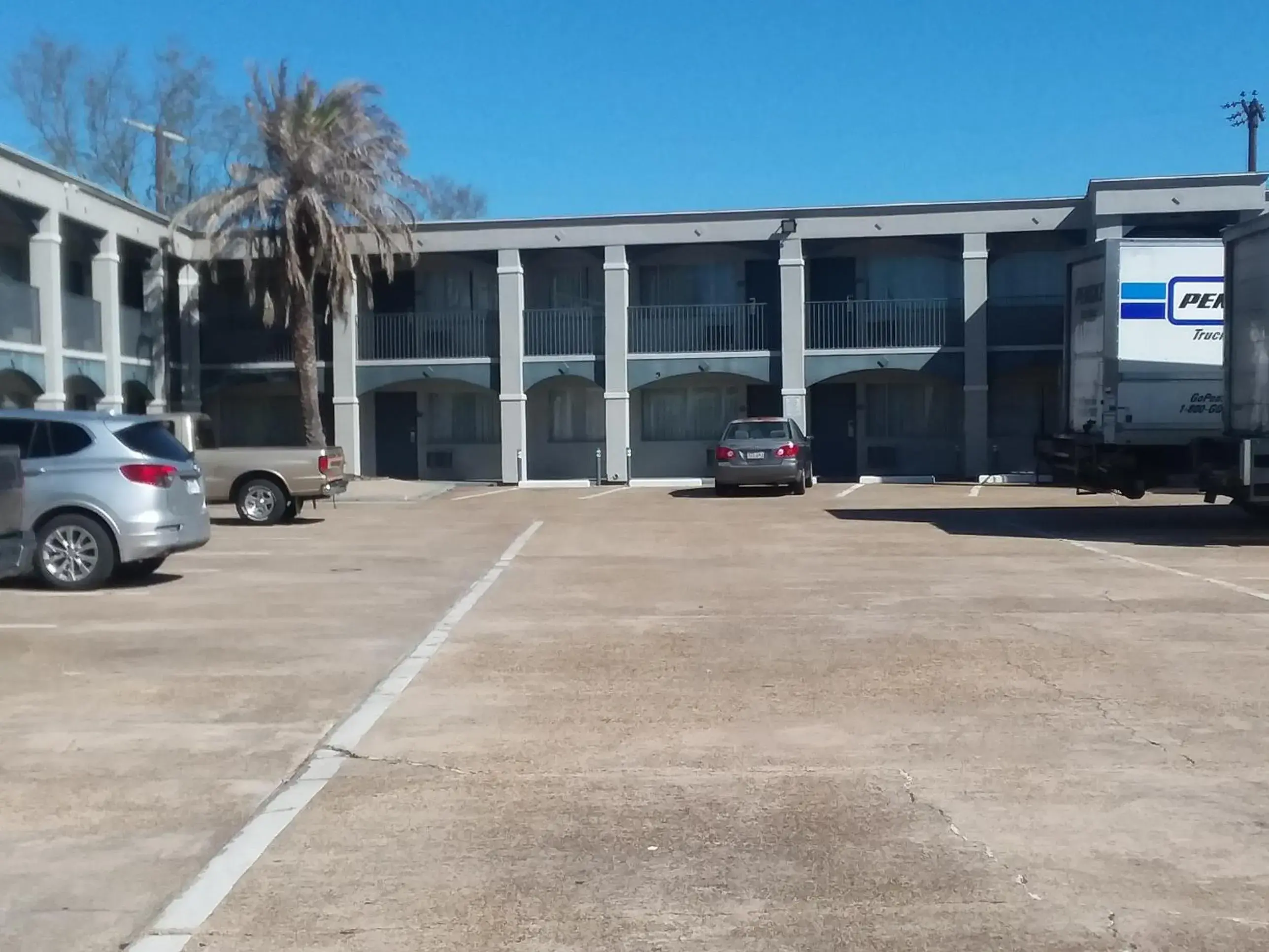 Property building in Howard Johnson by Wyndham Historic Lake Charles Property building in Howard Johnson by Wyndham Historic Lake Charles