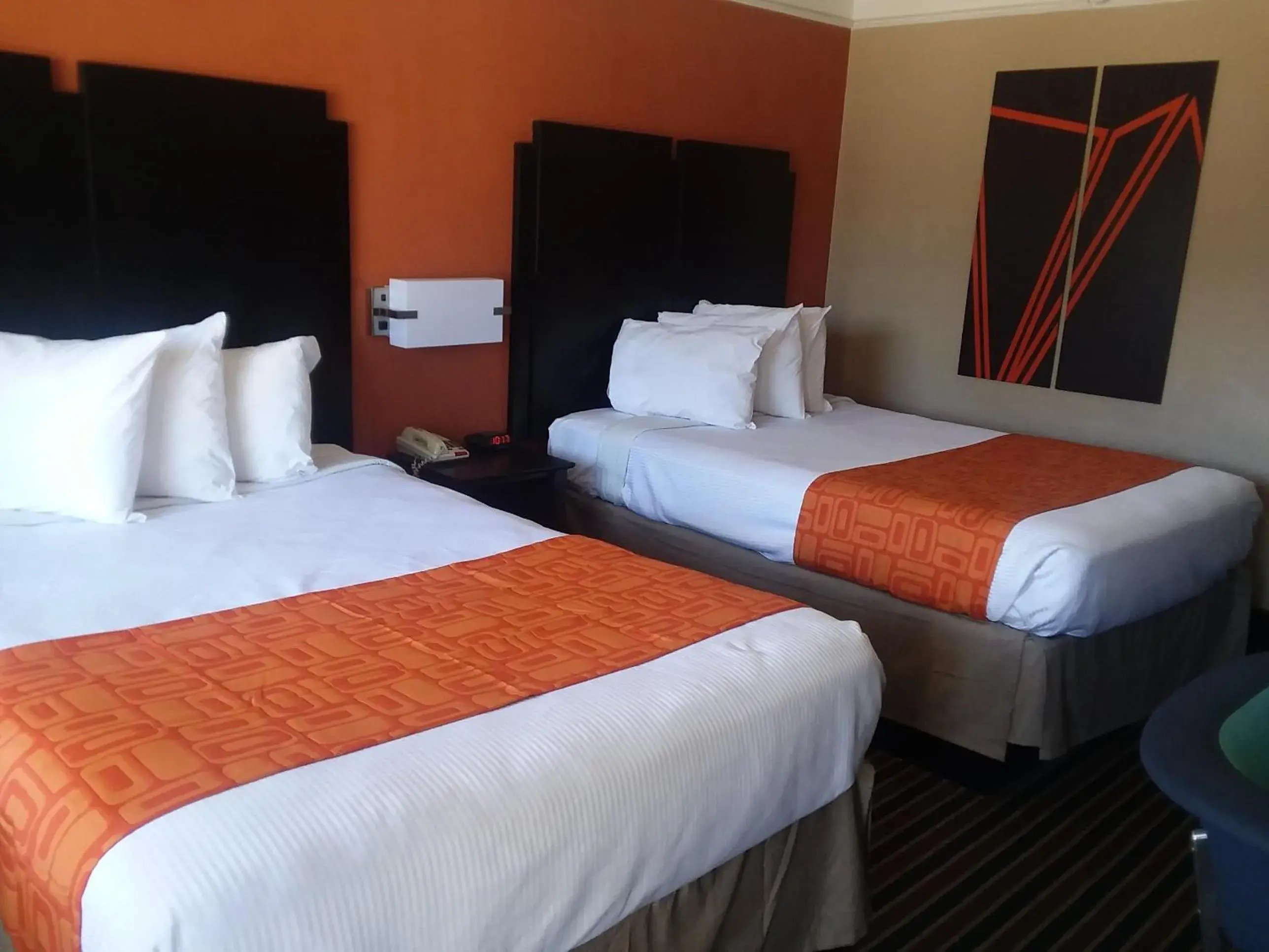 Guests, Bed in Howard Johnson by Wyndham Historic Lake Charles Guests, Bed in Howard Johnson by Wyndham Historic Lake Charles