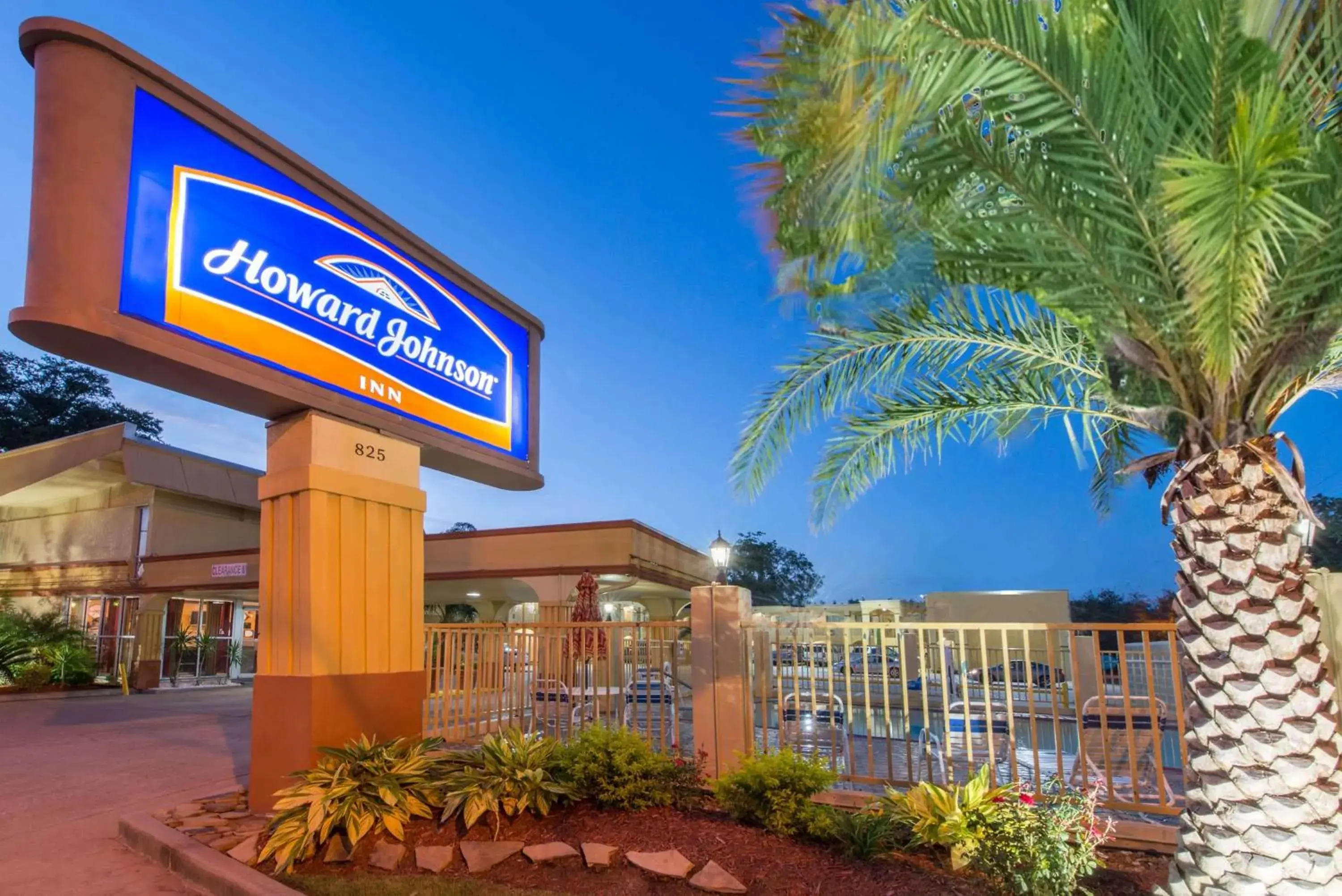 Property building in Howard Johnson by Wyndham Historic Lake Charles Property building in Howard Johnson by Wyndham Historic Lake Charles