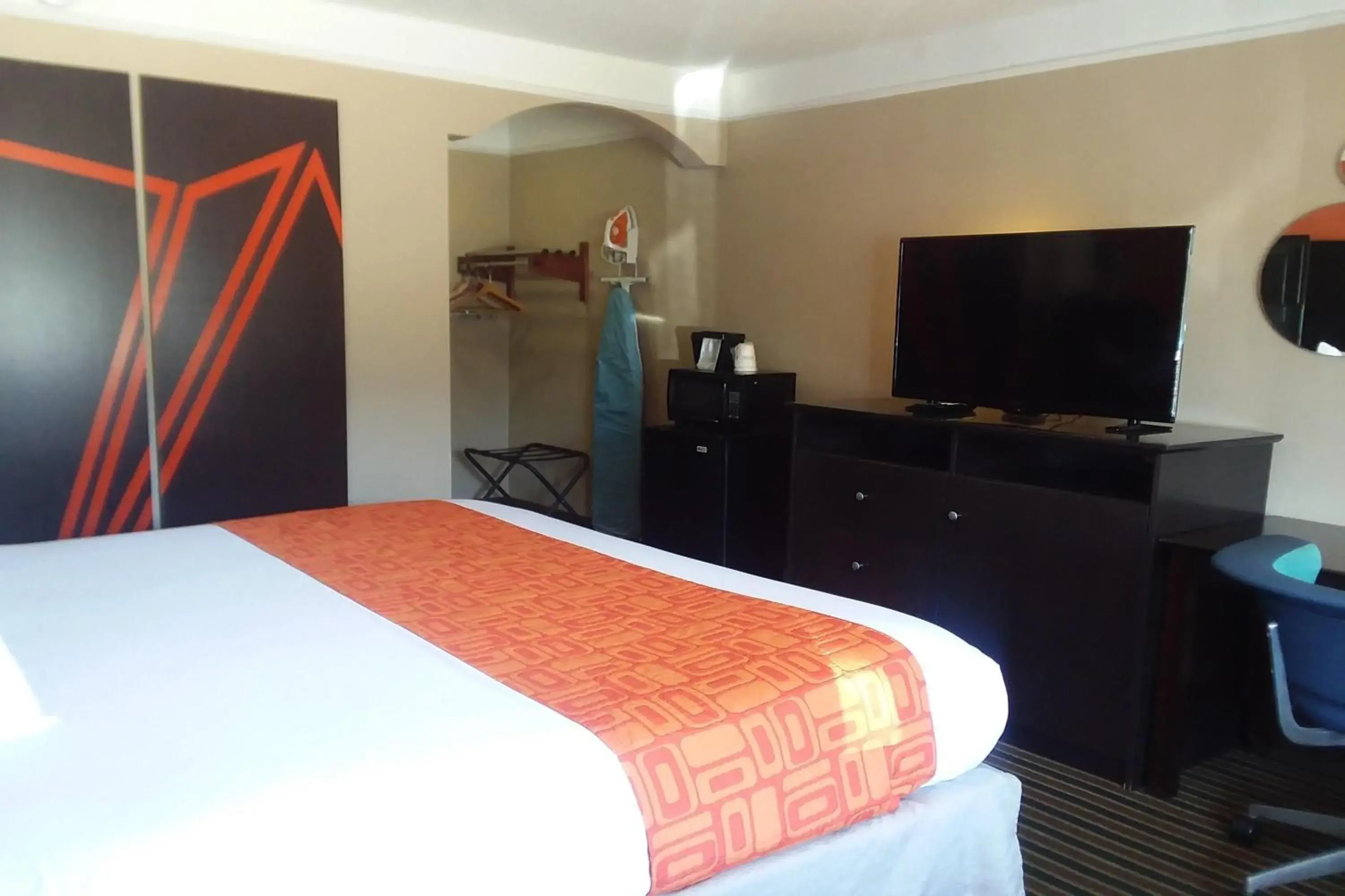 Photo of the whole room, Bed in Howard Johnson by Wyndham Historic Lake Charles Photo of the whole room, Bed in Howard Johnson by Wyndham Historic Lake Charles