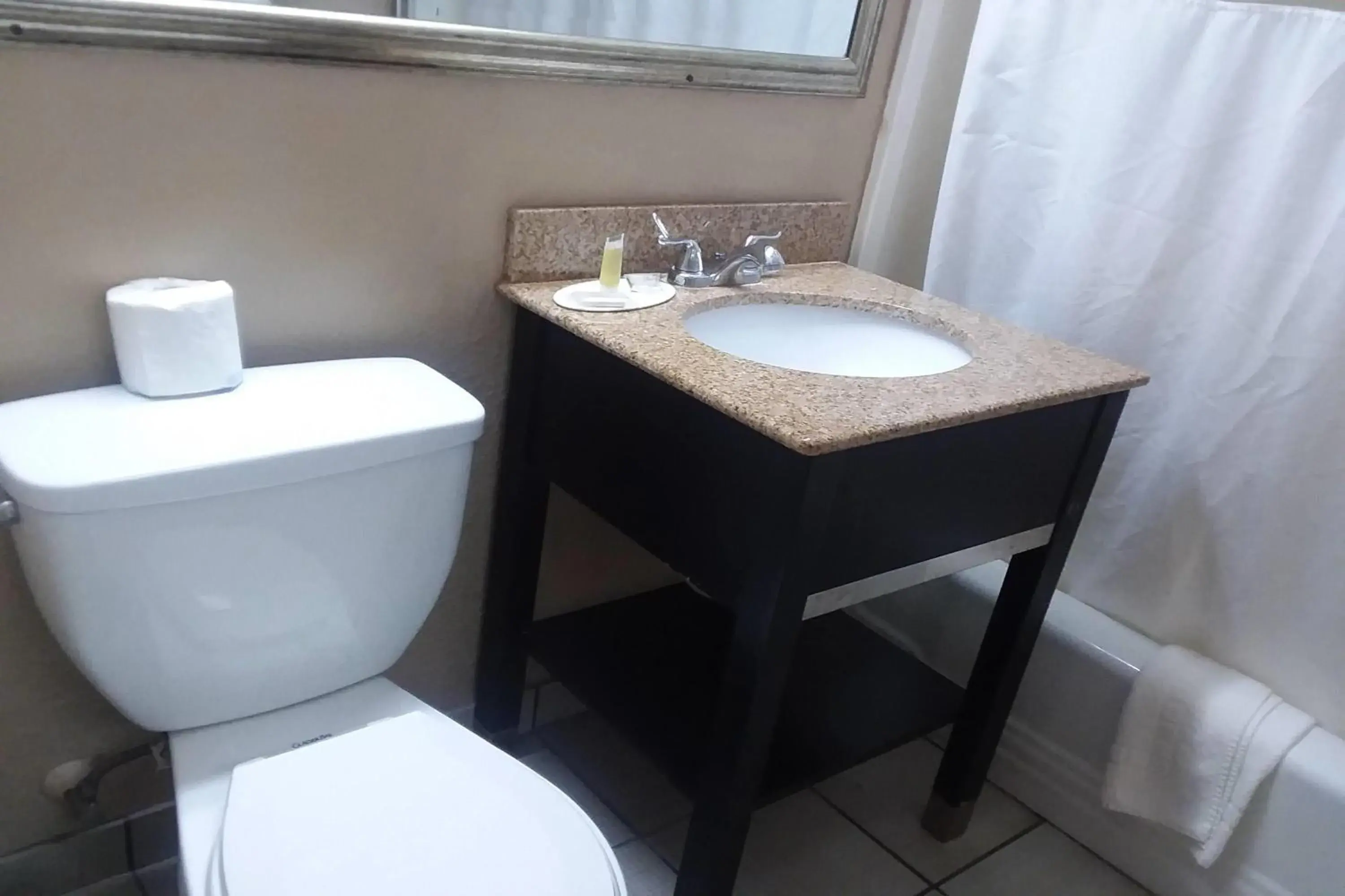 King Room -Smoking in Howard Johnson by Wyndham Historic Lake Charles King Room -Smoking in Howard Johnson by Wyndham Historic Lake Charles