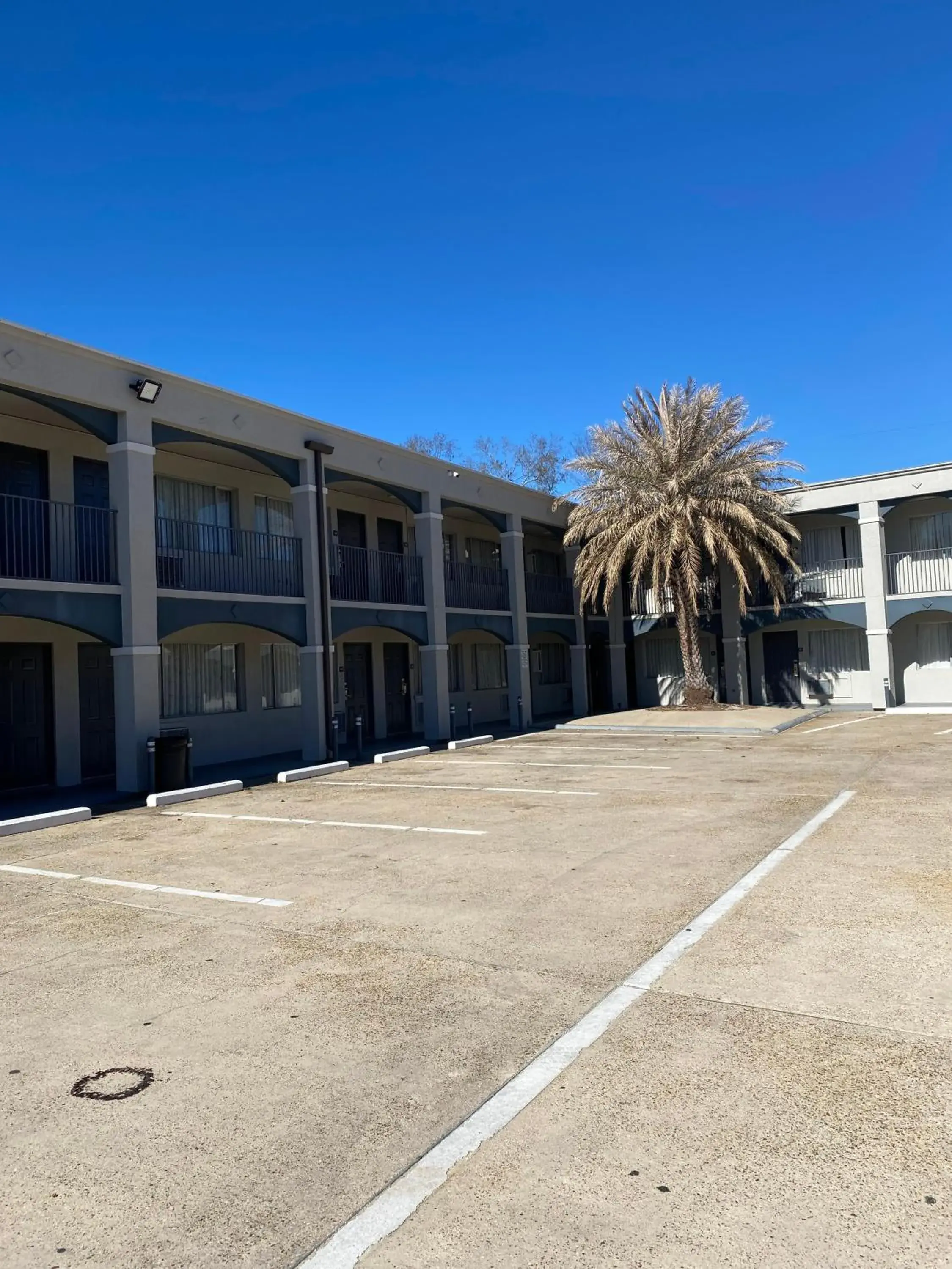 Property building in Howard Johnson by Wyndham Historic Lake Charles Property building in Howard Johnson by Wyndham Historic Lake Charles