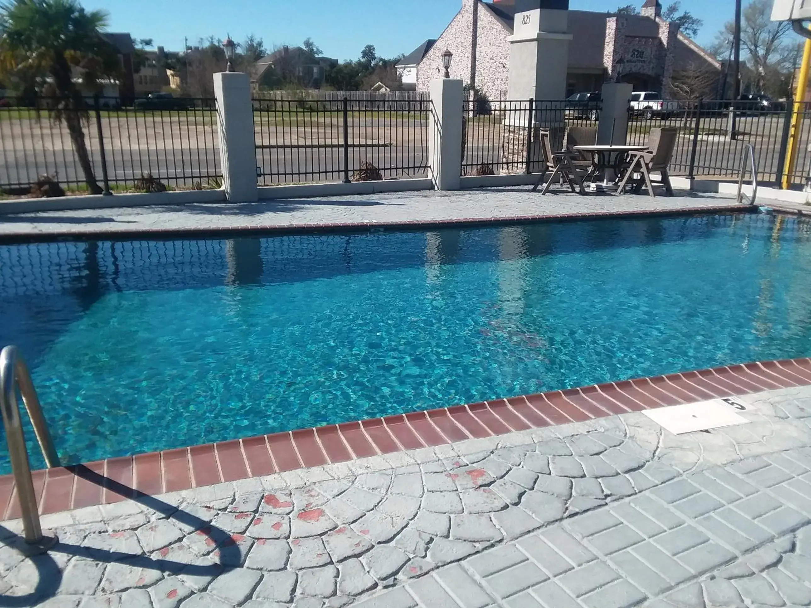 Swimming pool in Howard Johnson by Wyndham Historic Lake Charles Swimming pool in Howard Johnson by Wyndham Historic Lake Charles