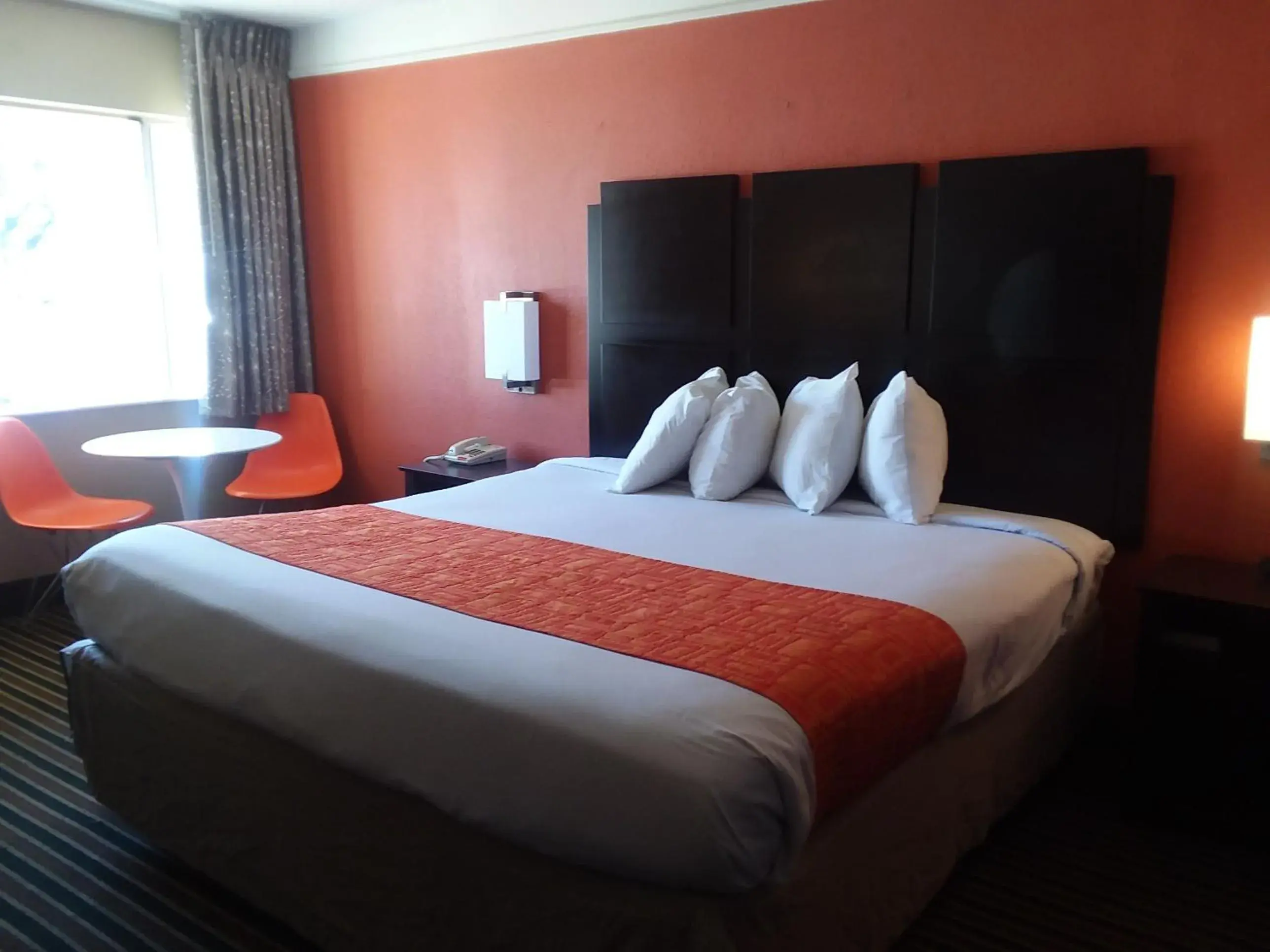 Guests, Bed in Howard Johnson by Wyndham Historic Lake Charles Guests, Bed in Howard Johnson by Wyndham Historic Lake Charles