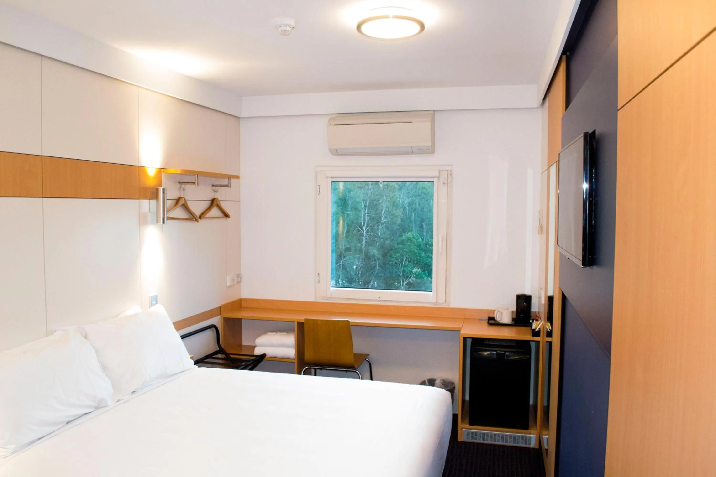Photo of the whole room, Bed in ibis Budget - Gosford