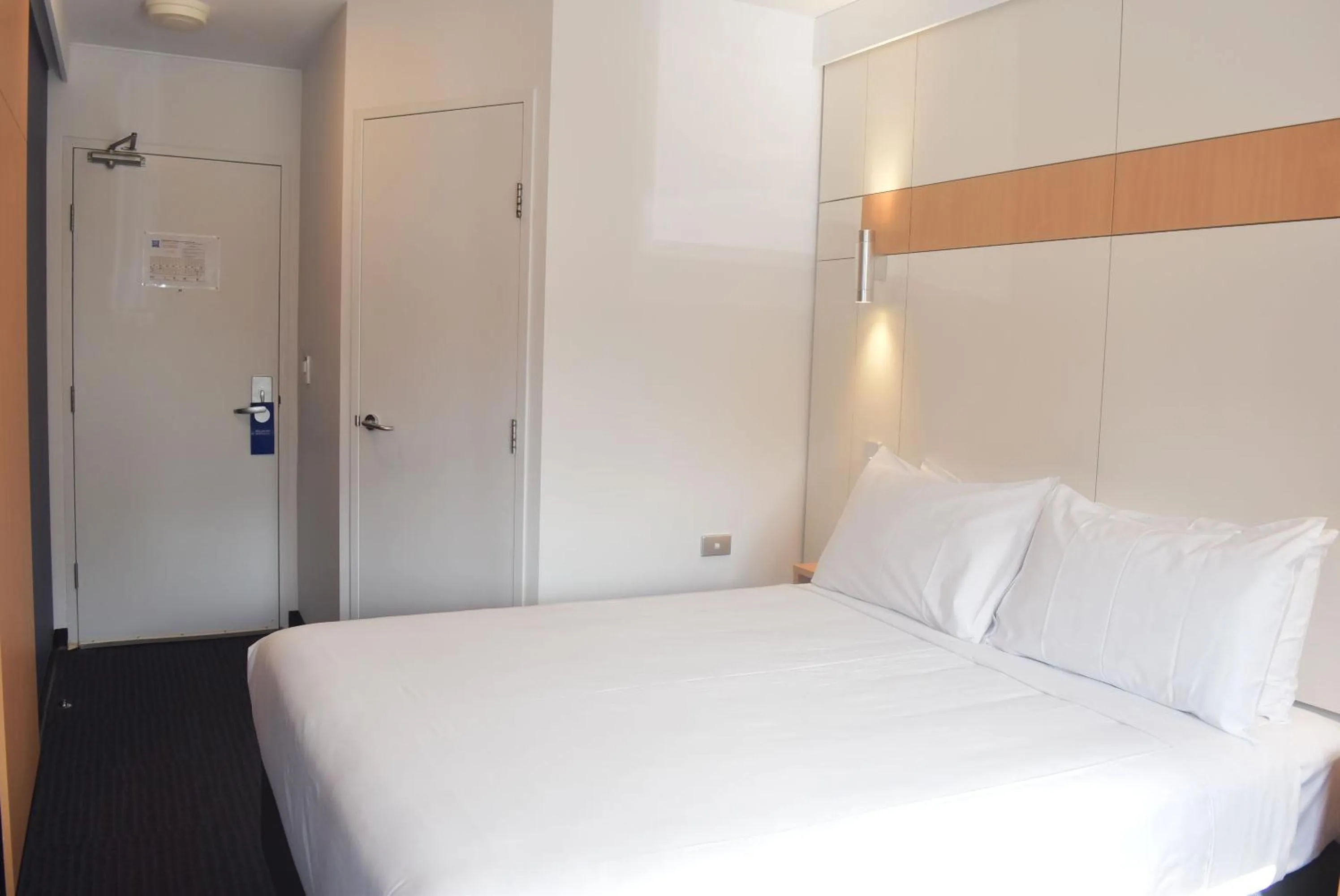 Photo of the whole room, Bed in ibis Budget - Gosford