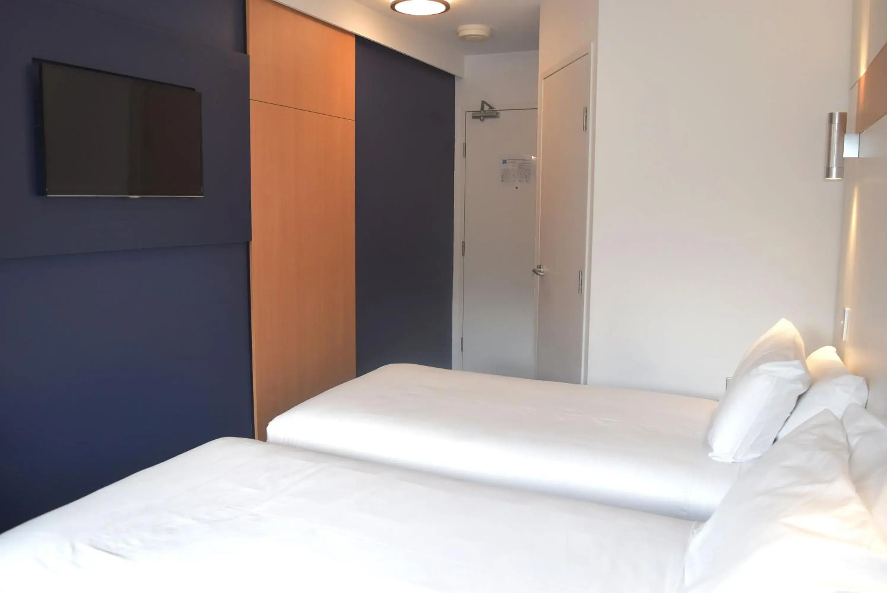 Photo of the whole room, Bed in ibis Budget - Gosford Photo of the whole room, Bed in ibis Budget - Gosford