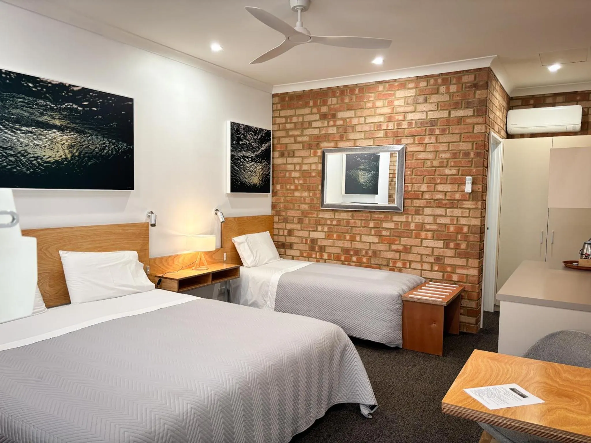 Bedroom, Bed in Edge Of The Forest Motel