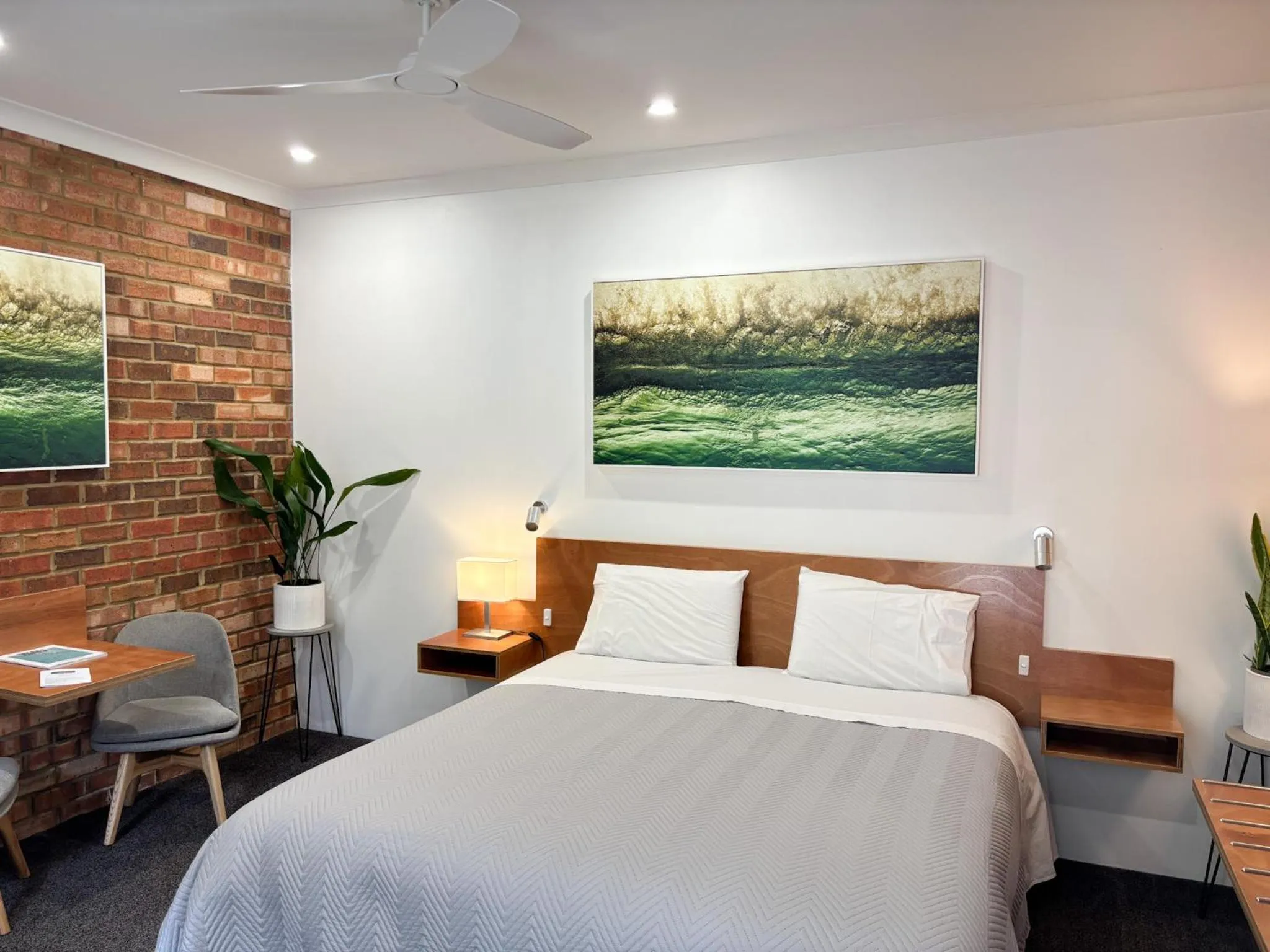 Dining area, Bed in Edge Of The Forest Motel