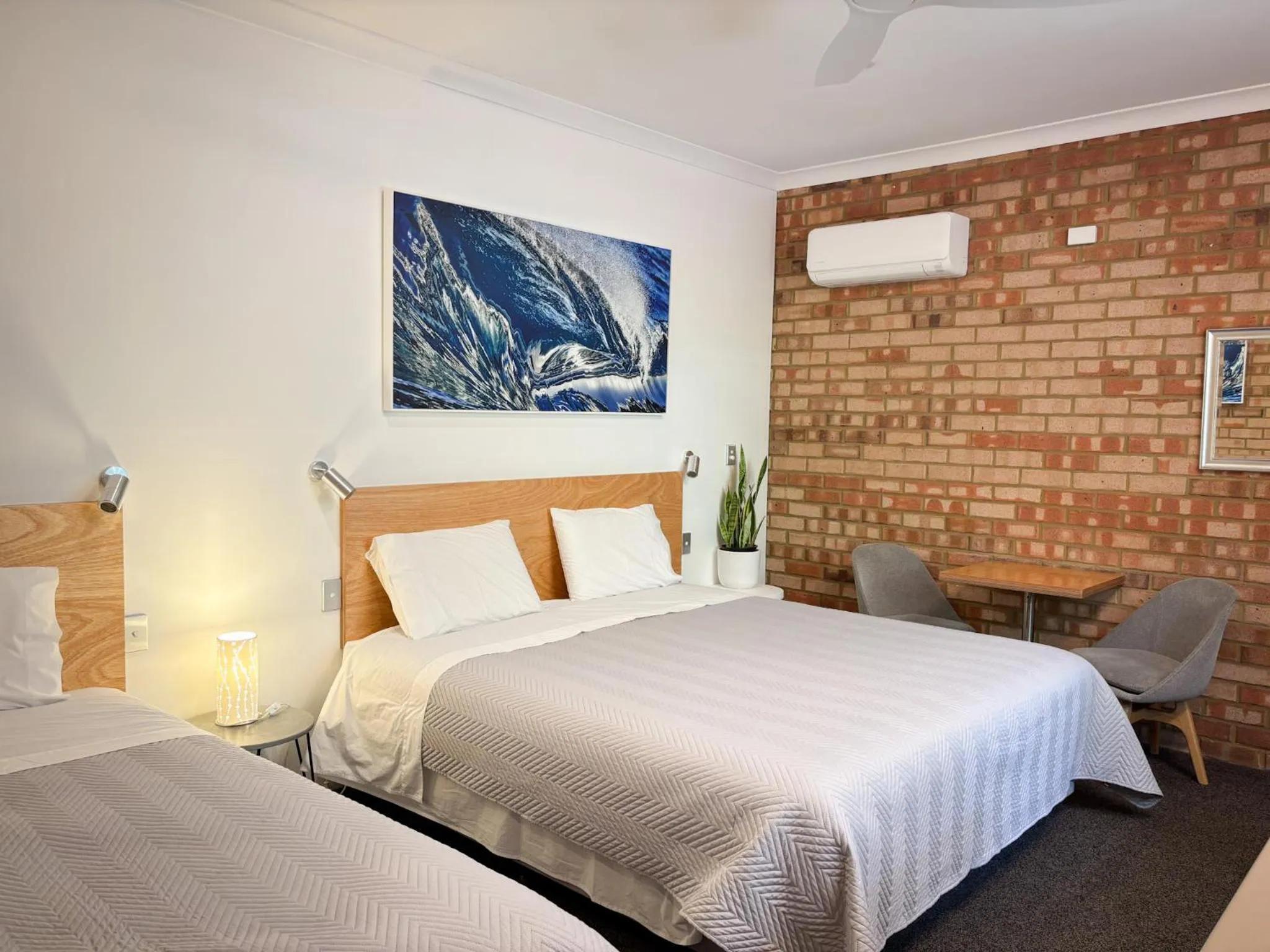 Bedroom, Bed in Edge Of The Forest Motel