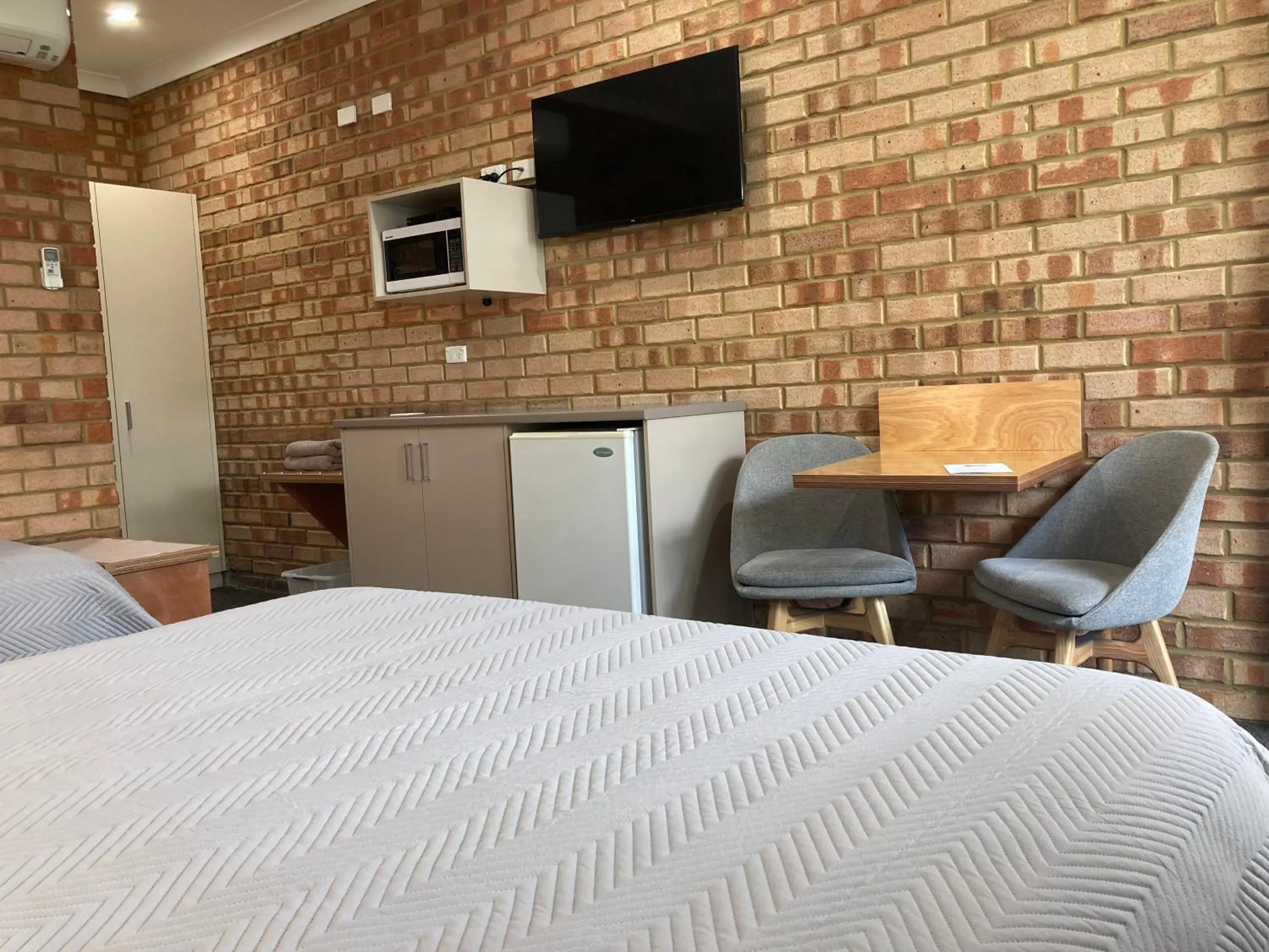 Kitchen or kitchenette in Edge Of The Forest Motel