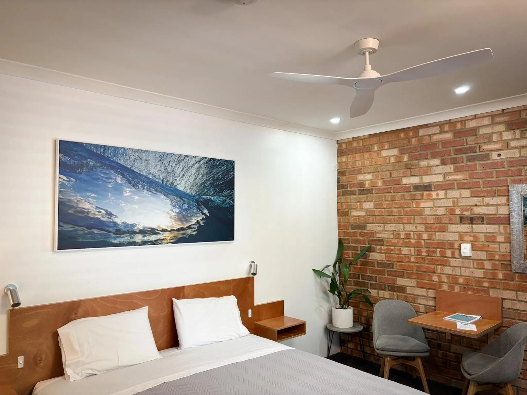 Bedroom, Bed in Edge Of The Forest Motel