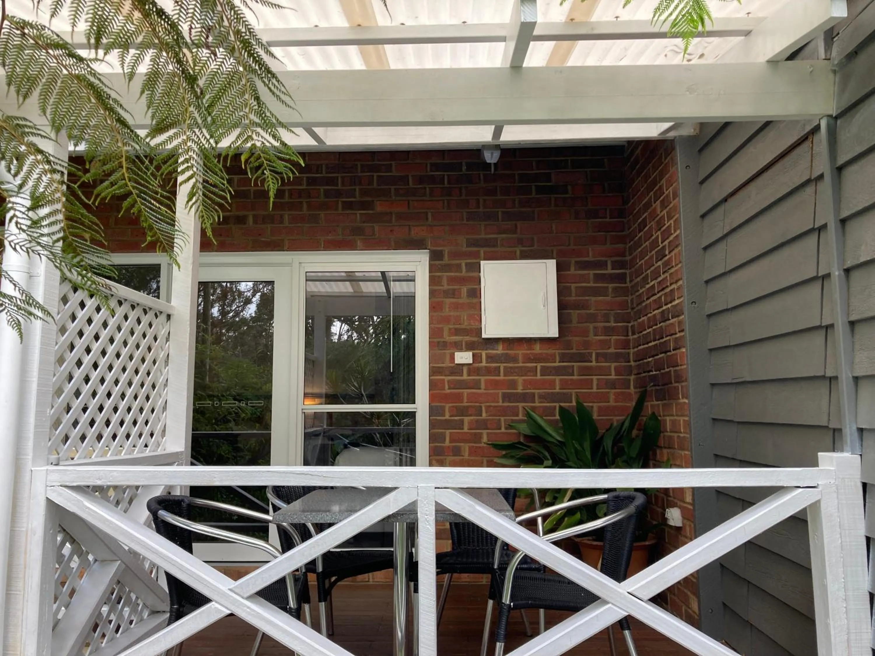Facade/entrance in Edge Of The Forest Motel