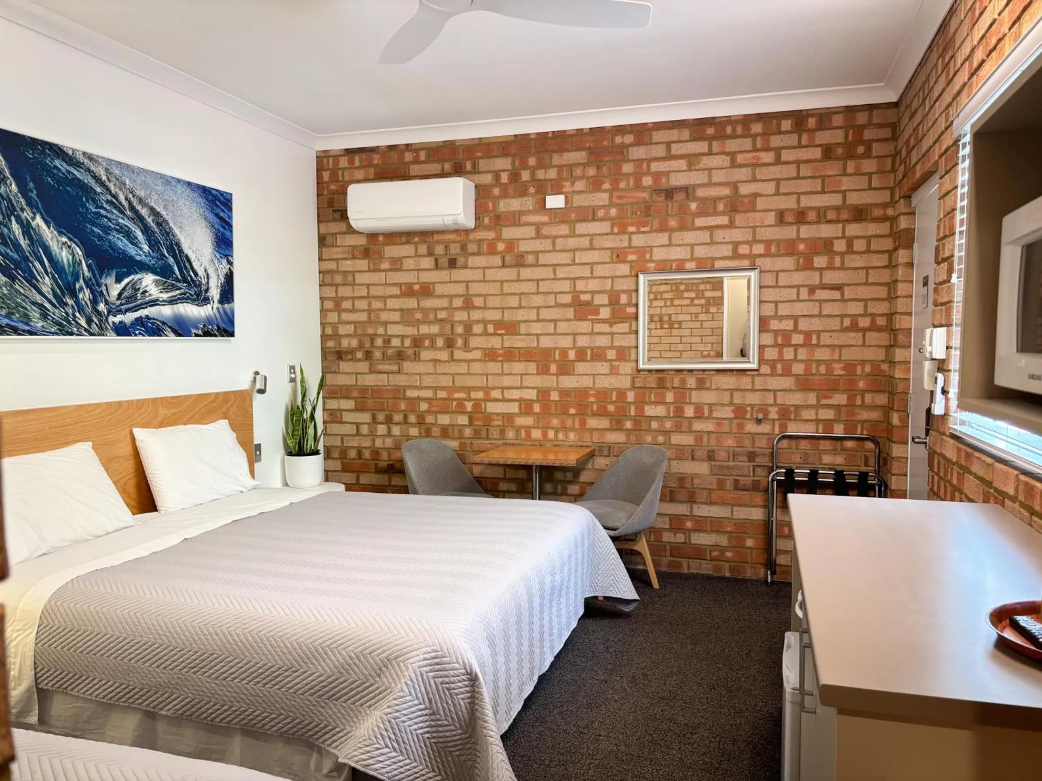 Dining area, Bed in Edge Of The Forest Motel