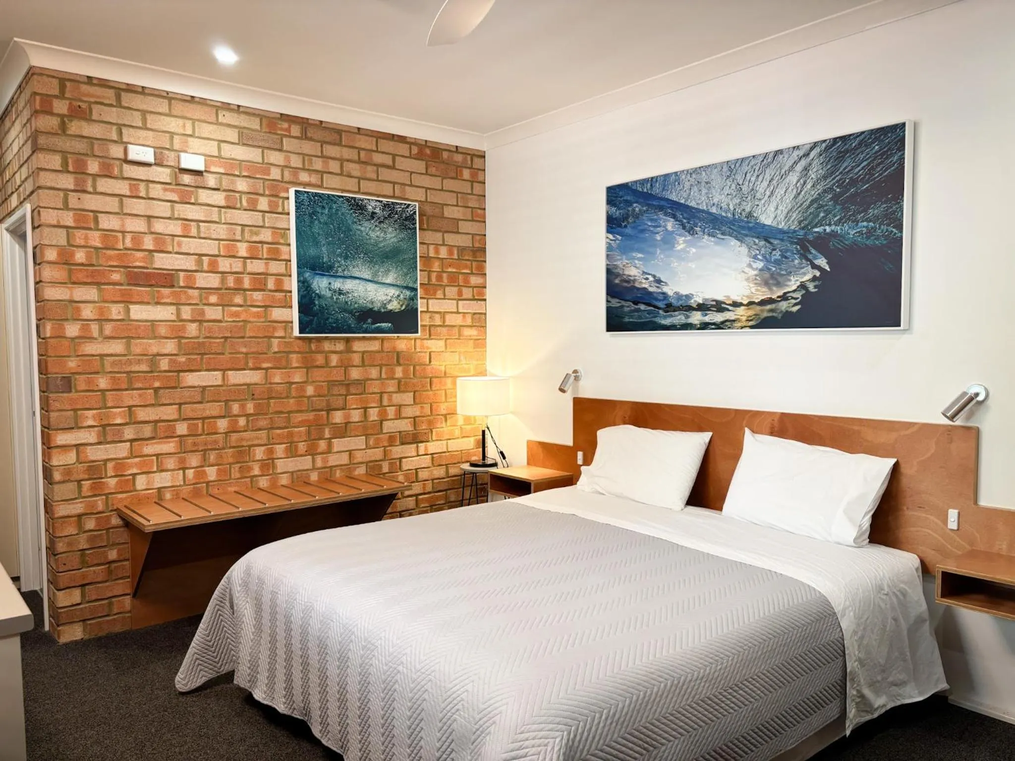 Bedroom, Bed in Edge Of The Forest Motel