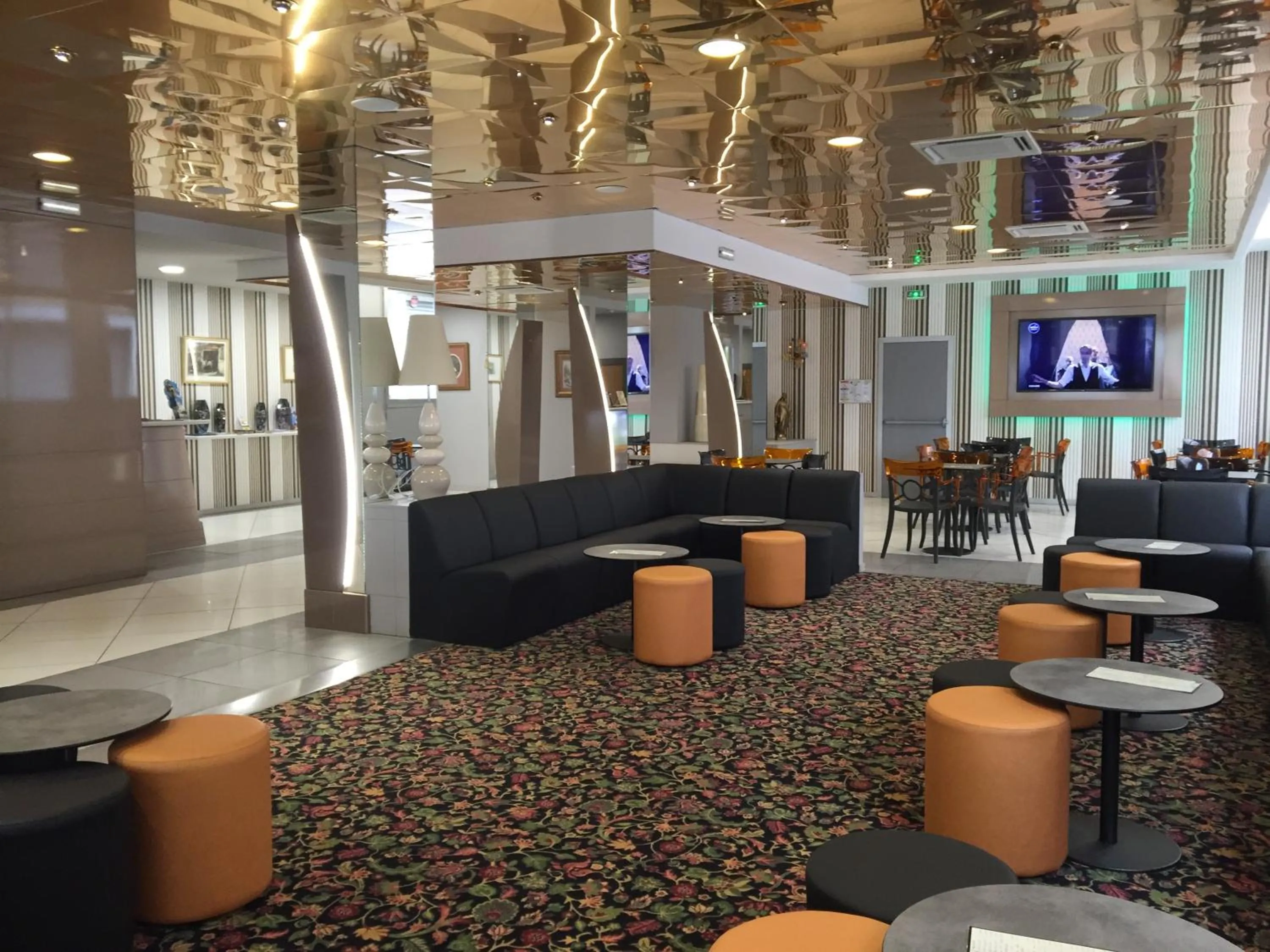 Lounge or bar in Hôtel Lys de Marie