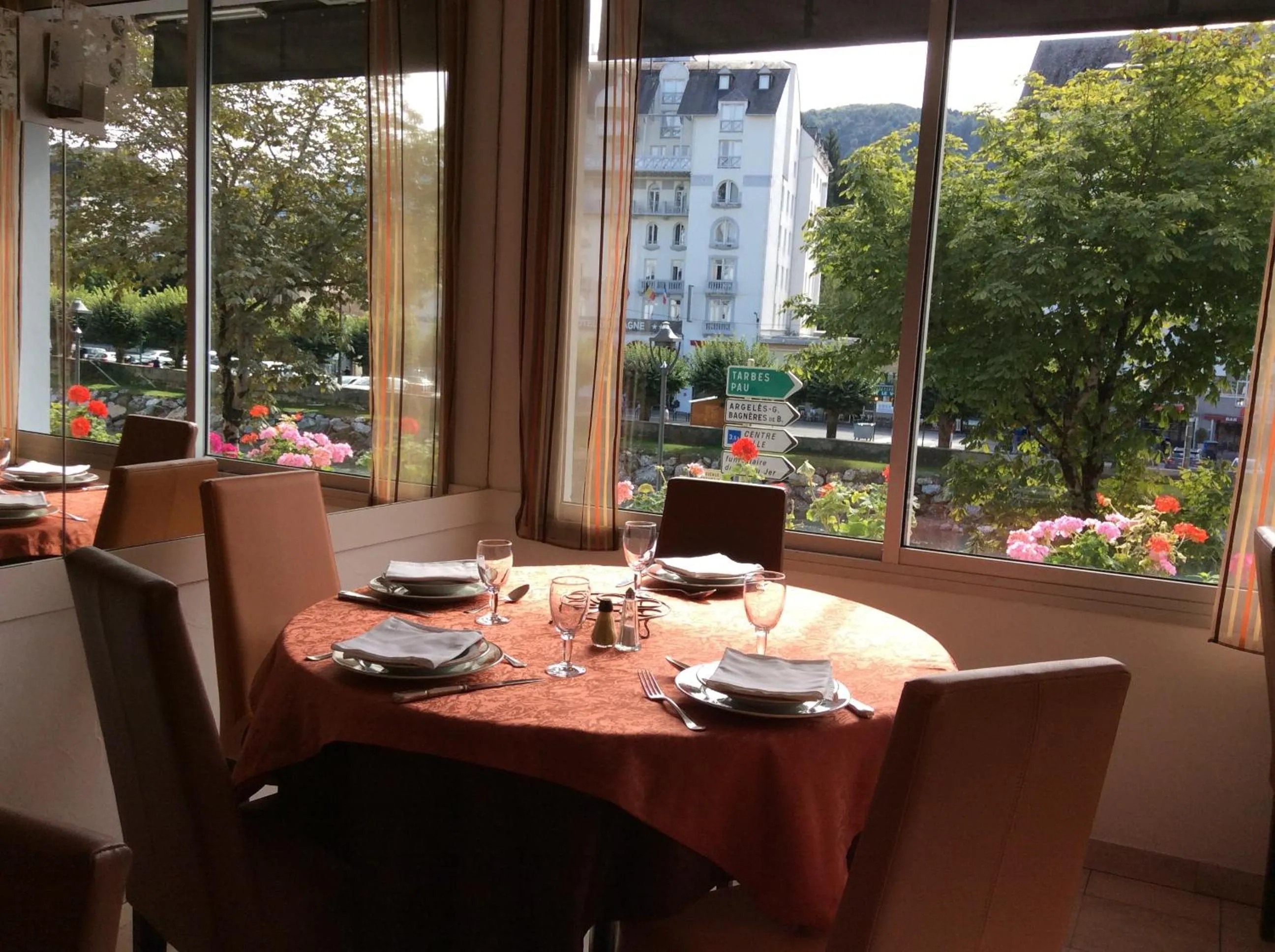 Restaurant/places to eat in Hôtel Lys de Marie