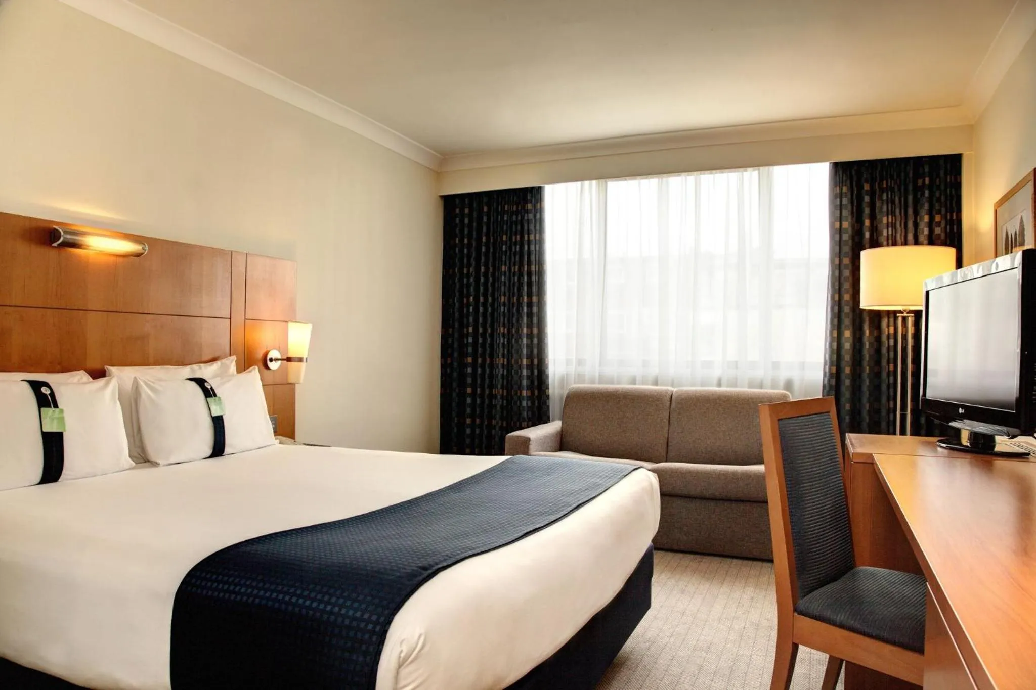 Photo of the whole room, Bed in Holiday Inn London Bloomsbury by IHG