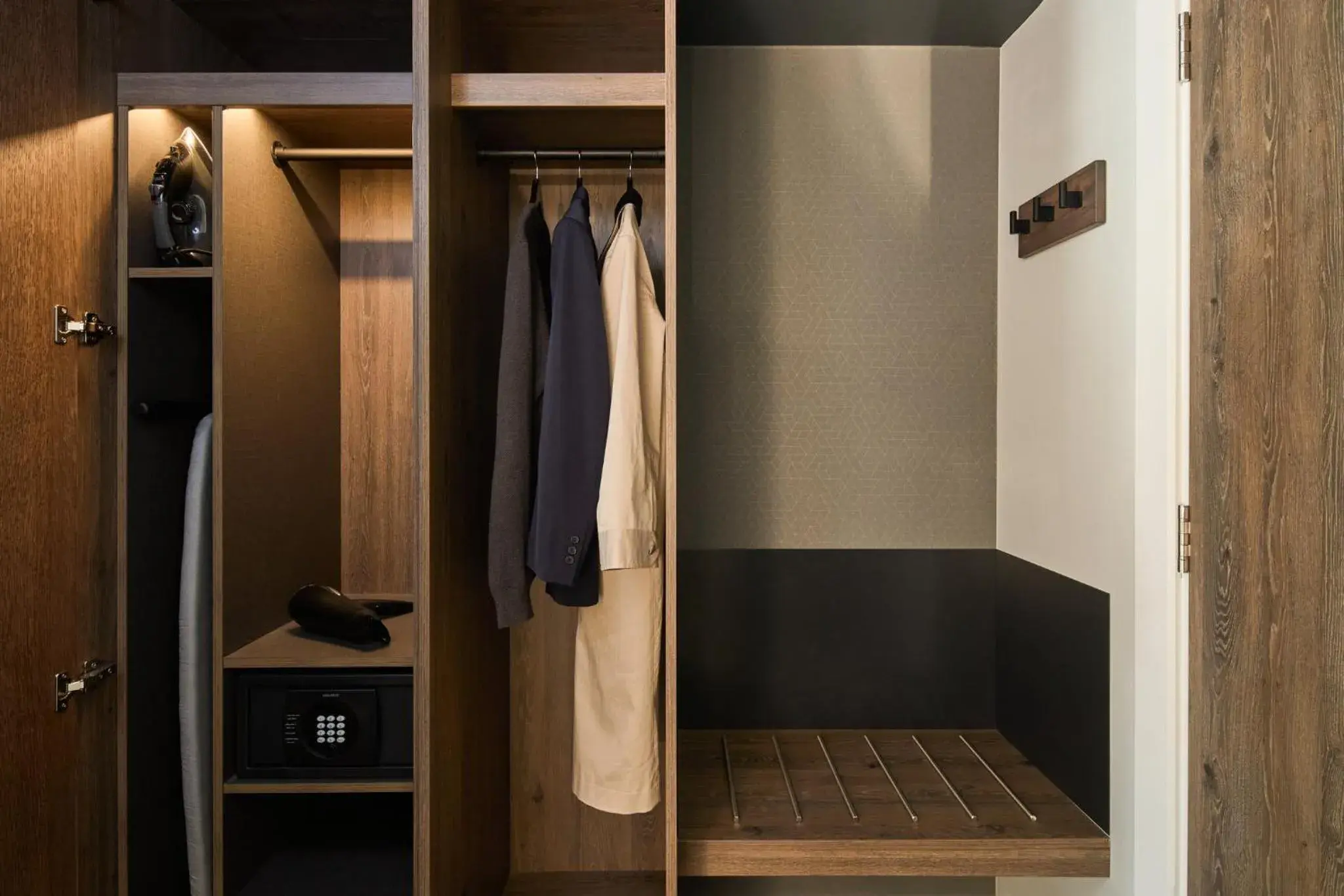 Photo of the whole room in Holiday Inn London Bloomsbury by IHG Photo of the whole room in Holiday Inn London Bloomsbury by IHG