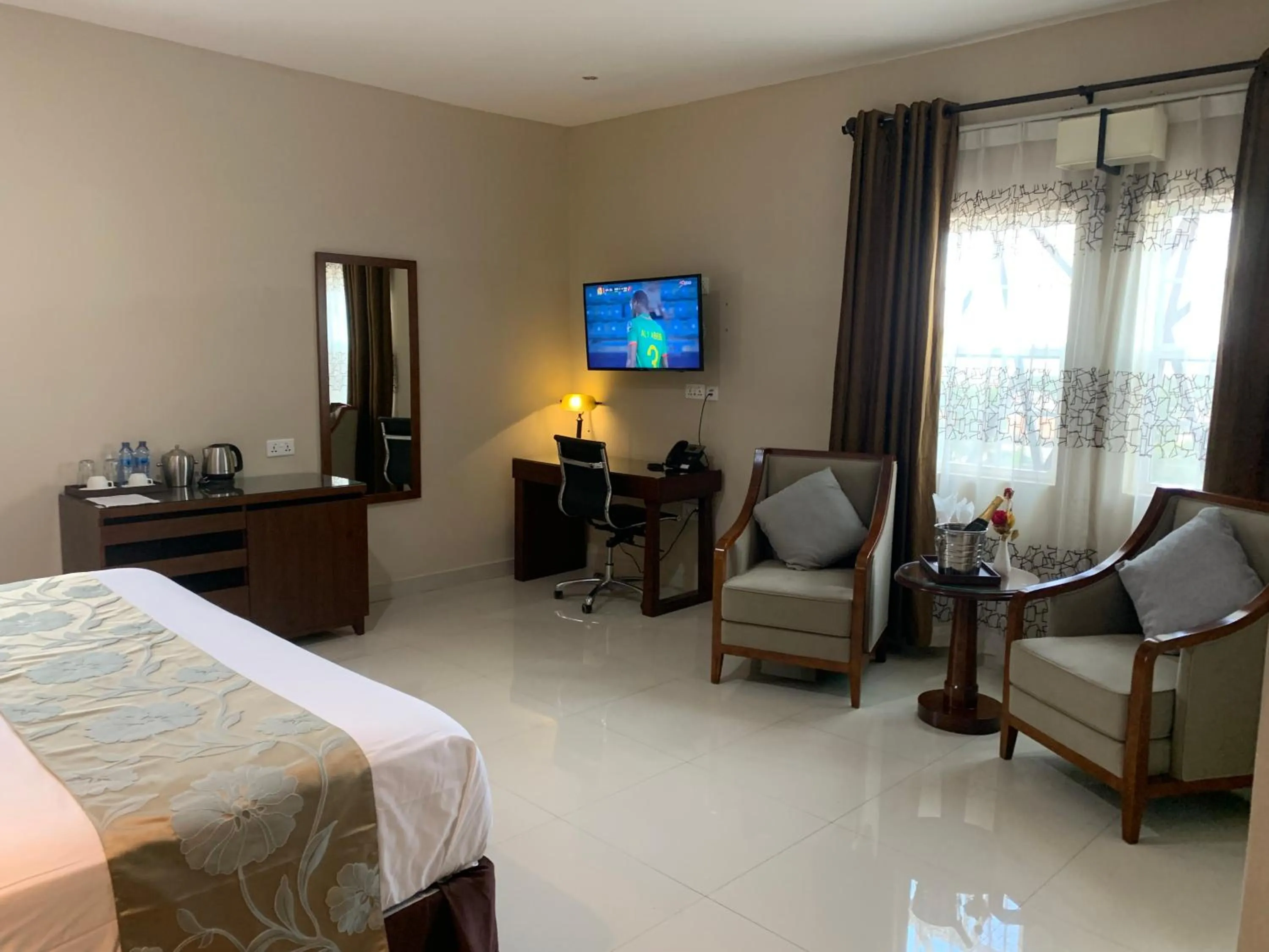 Photo of the whole room, Bed in Frederick's Lodge