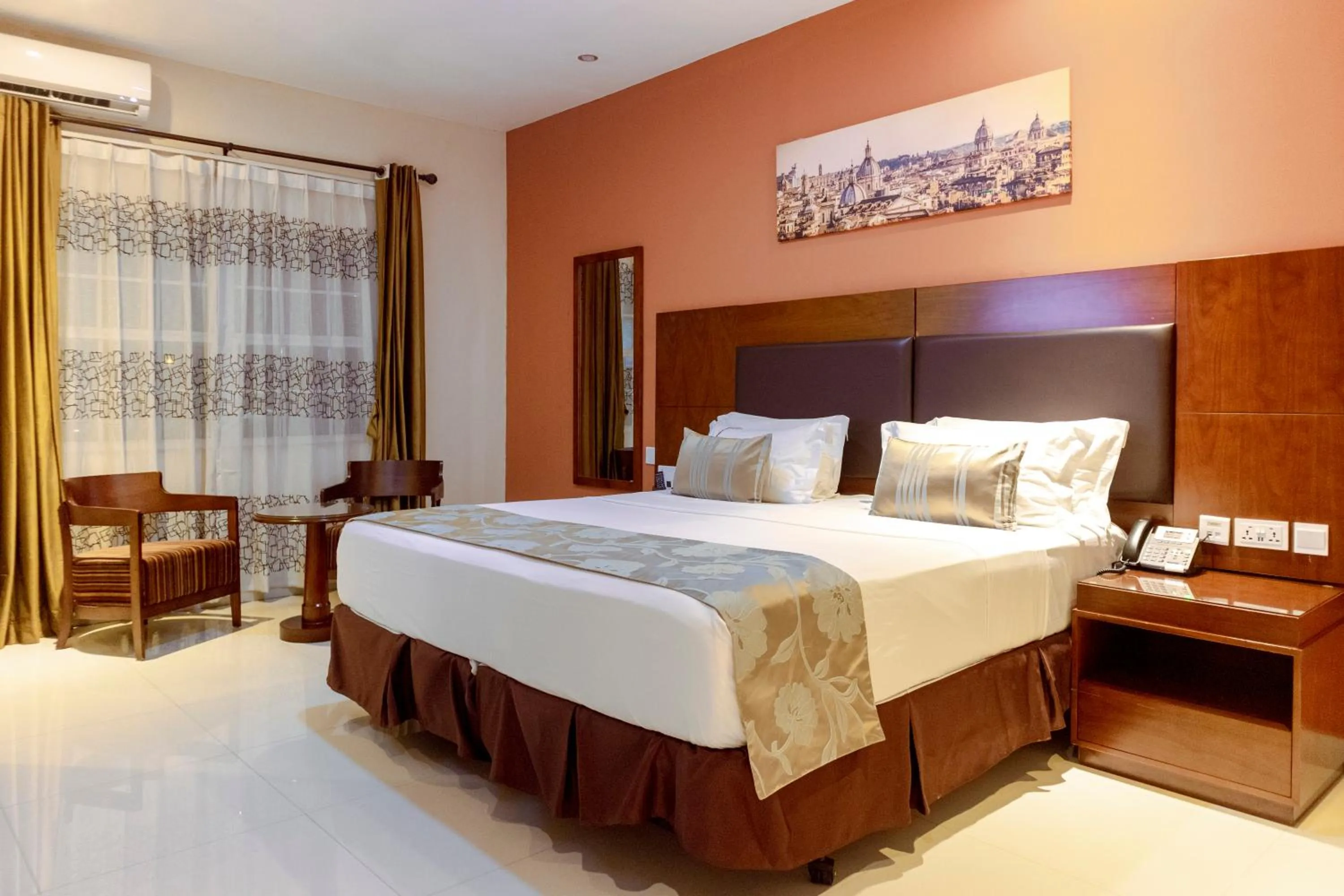 Photo of the whole room, Bed in Frederick's Lodge