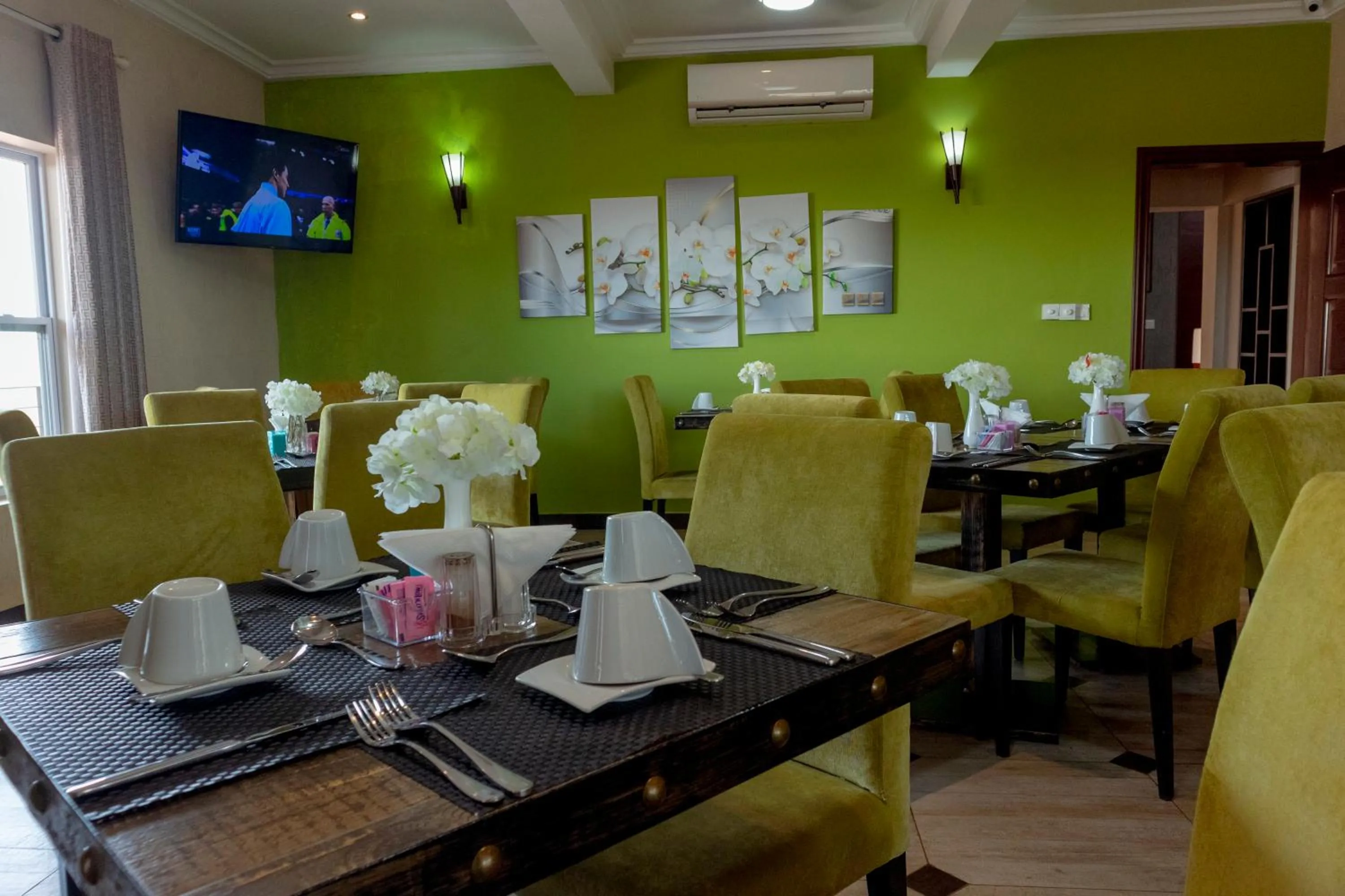 Restaurant/places to eat in Frederick's Lodge