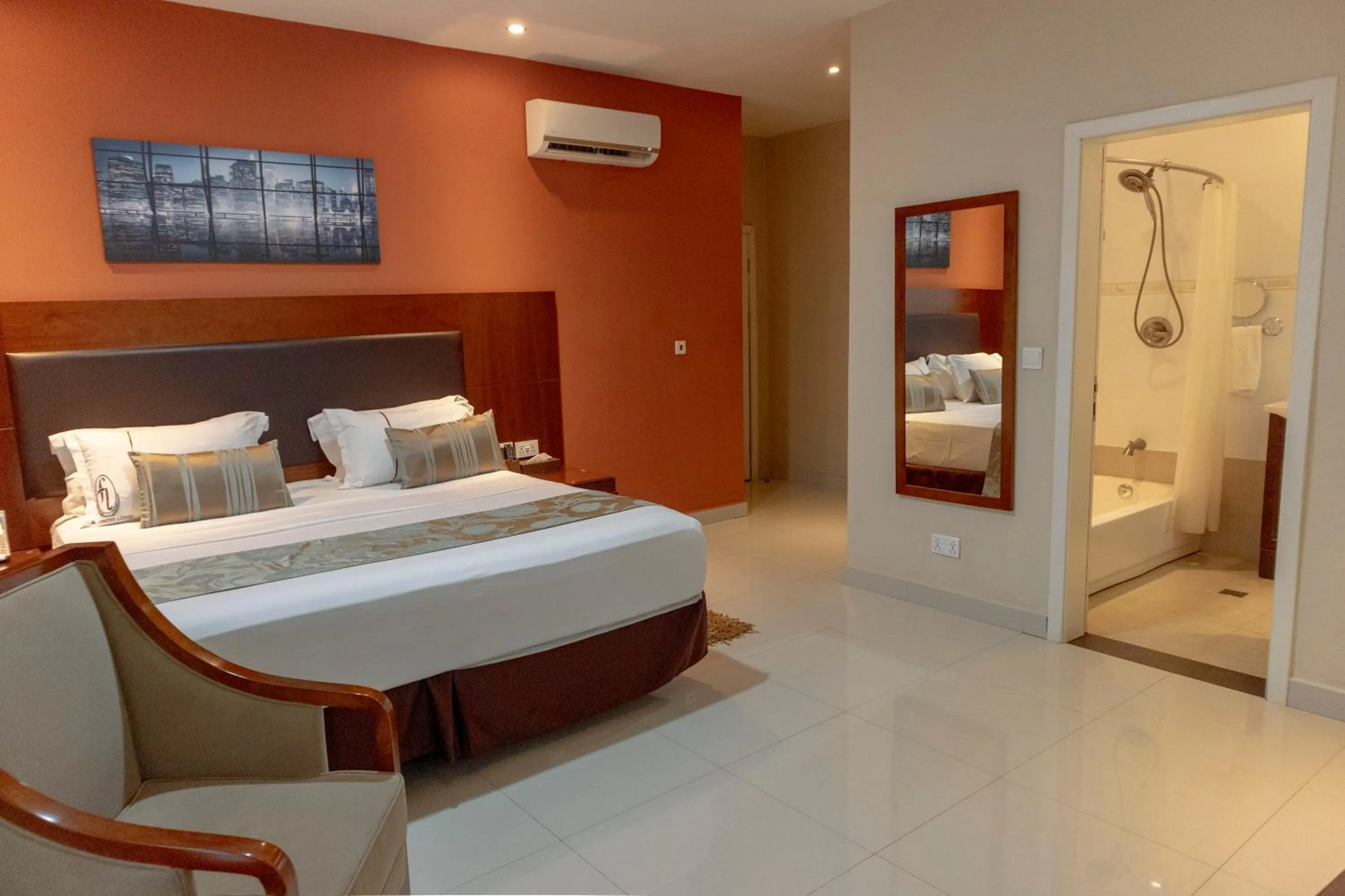 Photo of the whole room, Bed in Frederick's Lodge