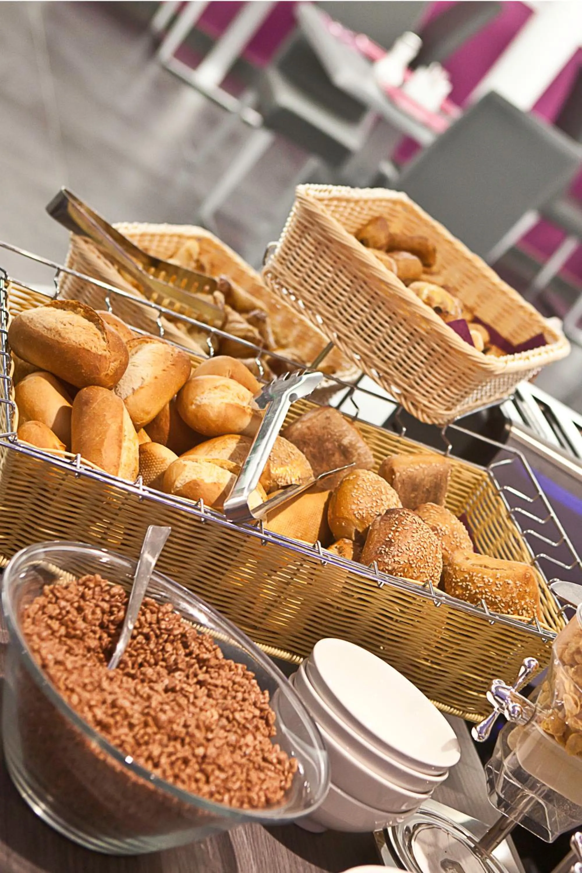 Restaurant/places to eat in Privilège Hôtel & Apparts Eurociel Centre Comédie