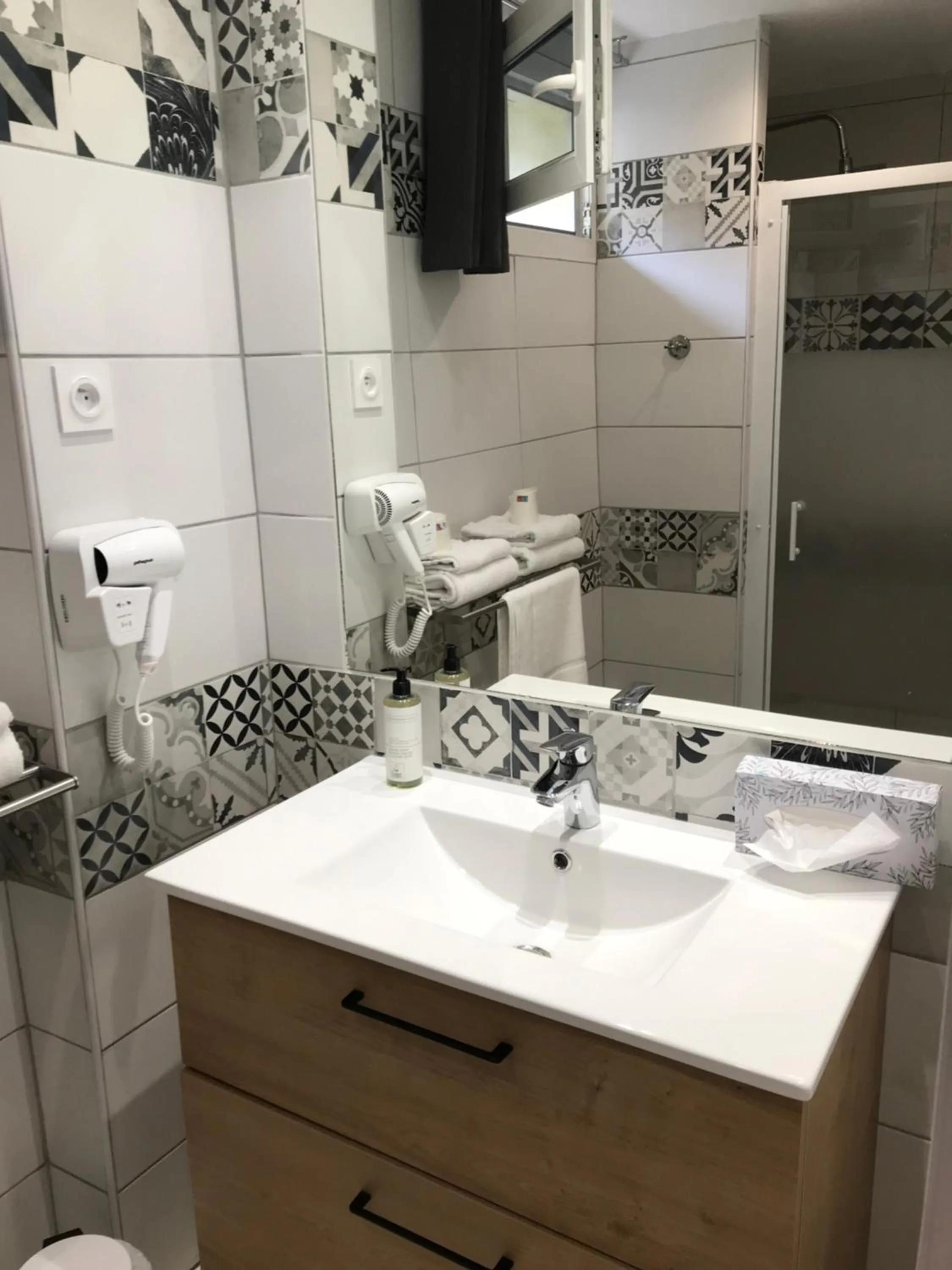 Bathroom in Privilège Hôtel & Apparts Eurociel Centre Comédie