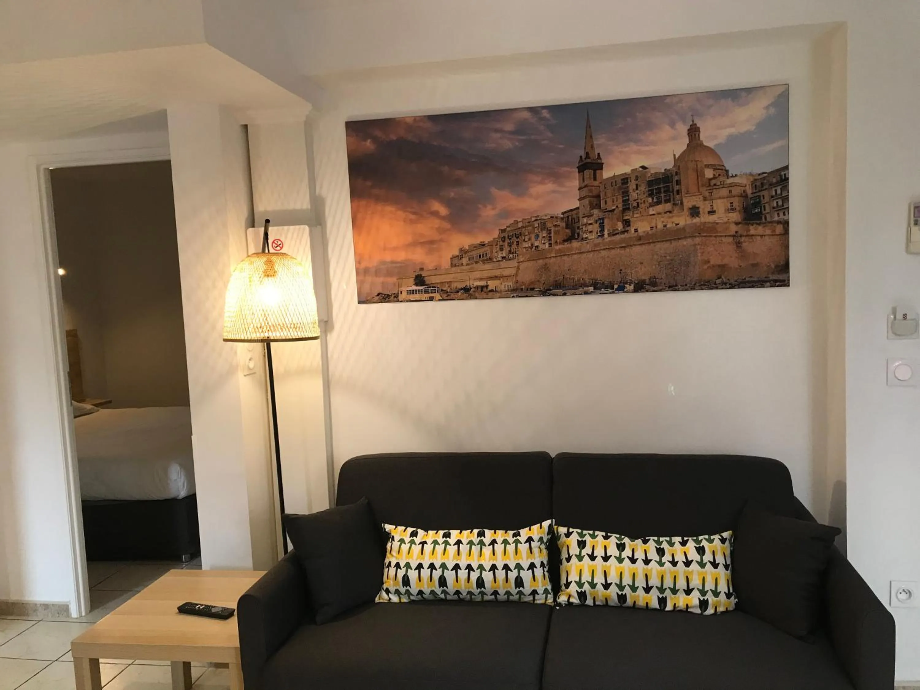 Living room, Bed in Privilège Hôtel & Apparts Eurociel Centre Comédie