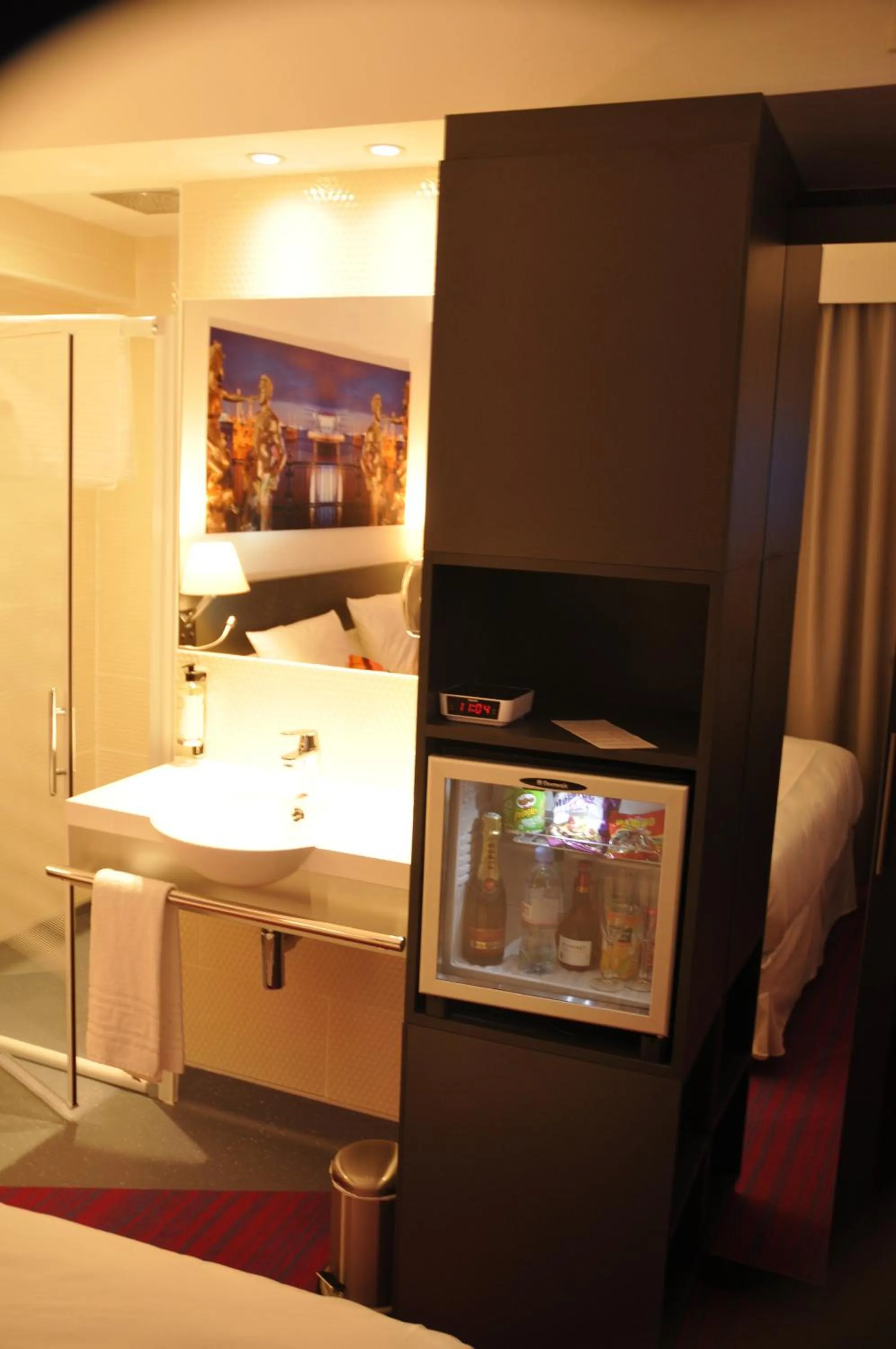 Bathroom, Bed in Privilège Hôtel & Apparts Eurociel Centre Comédie