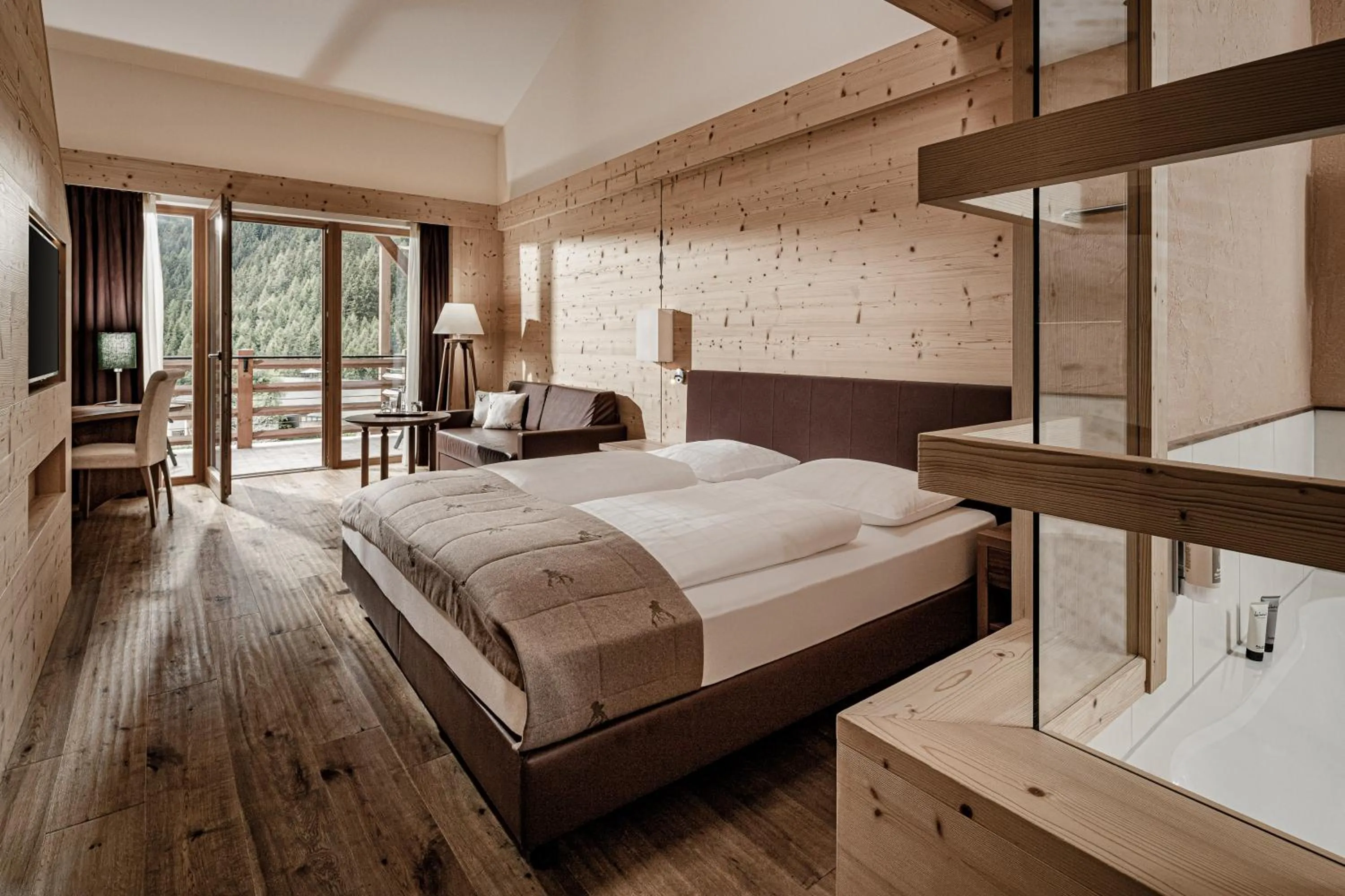 Living room, Bed in Hotel Masl