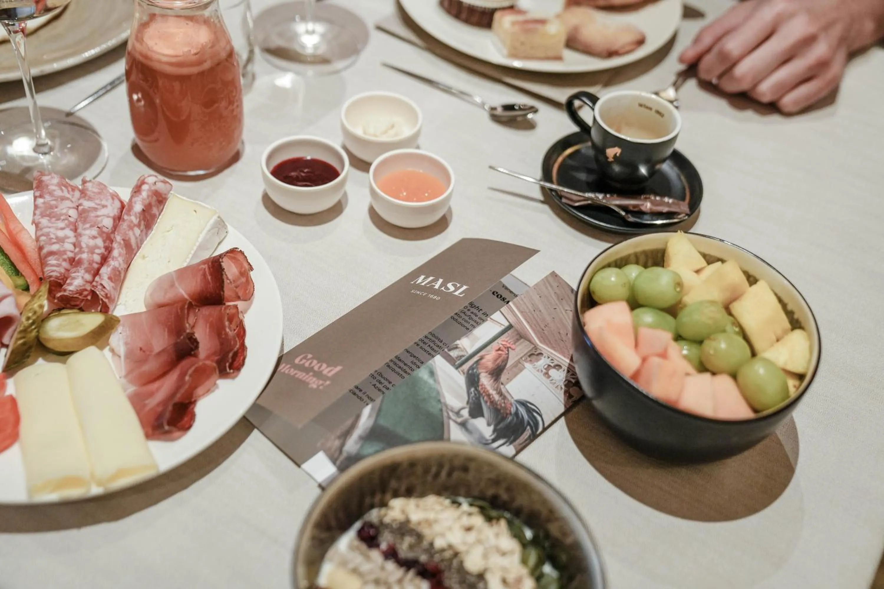 Restaurant/places to eat in Hotel Masl