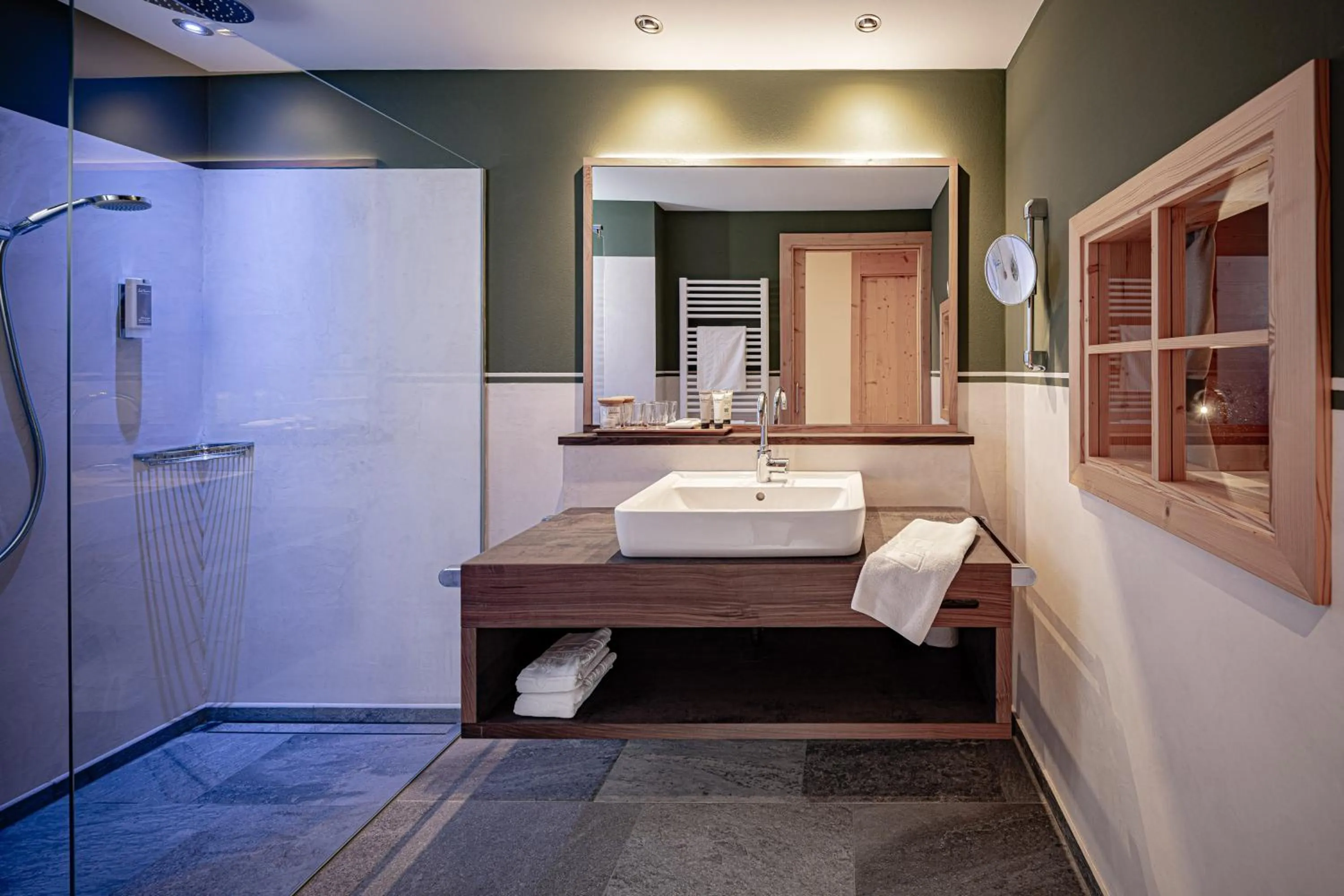 Bathroom, Bed in Hotel Masl