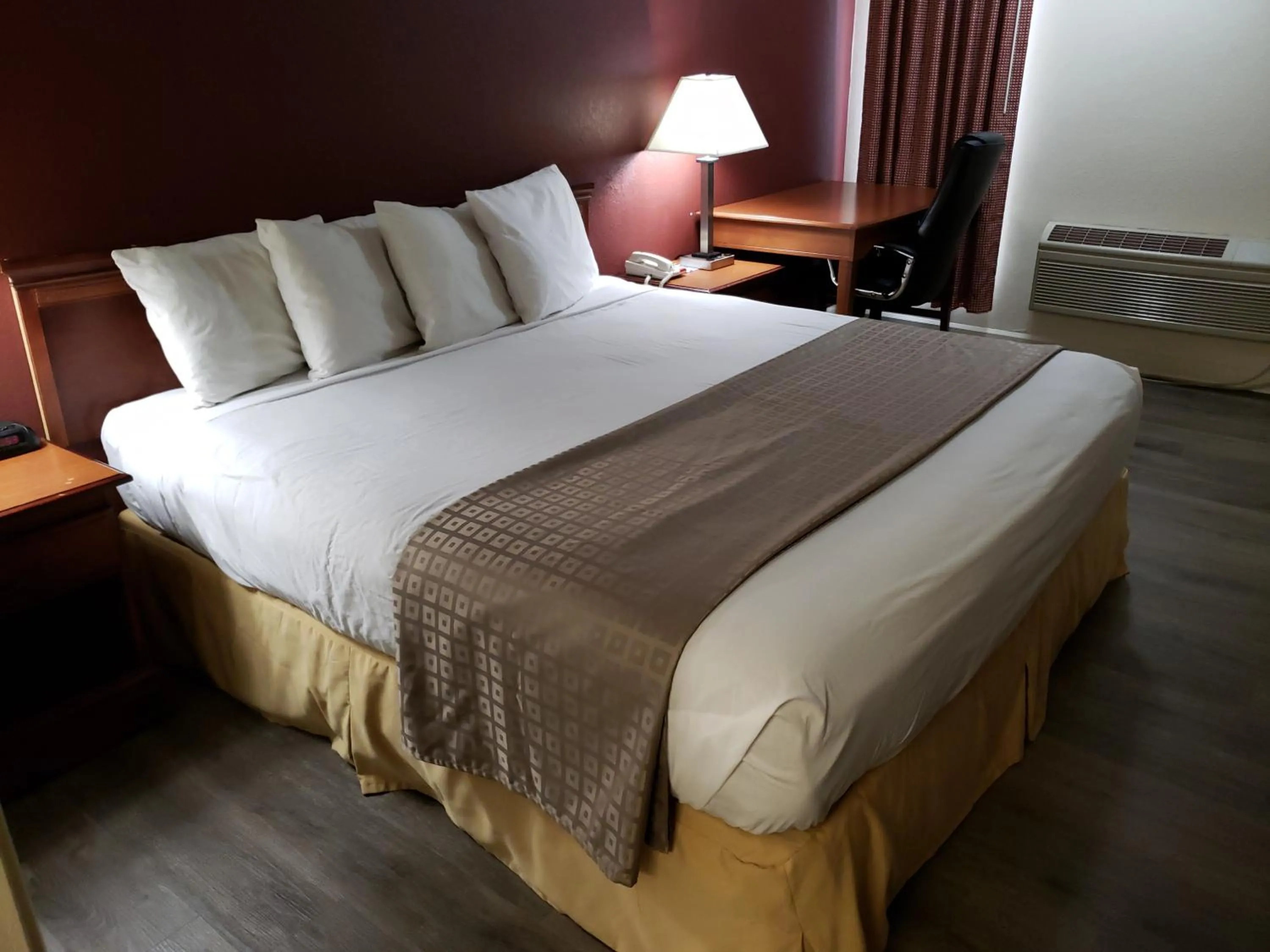 Bed in Travel Inn Buford - Mall of Georgia