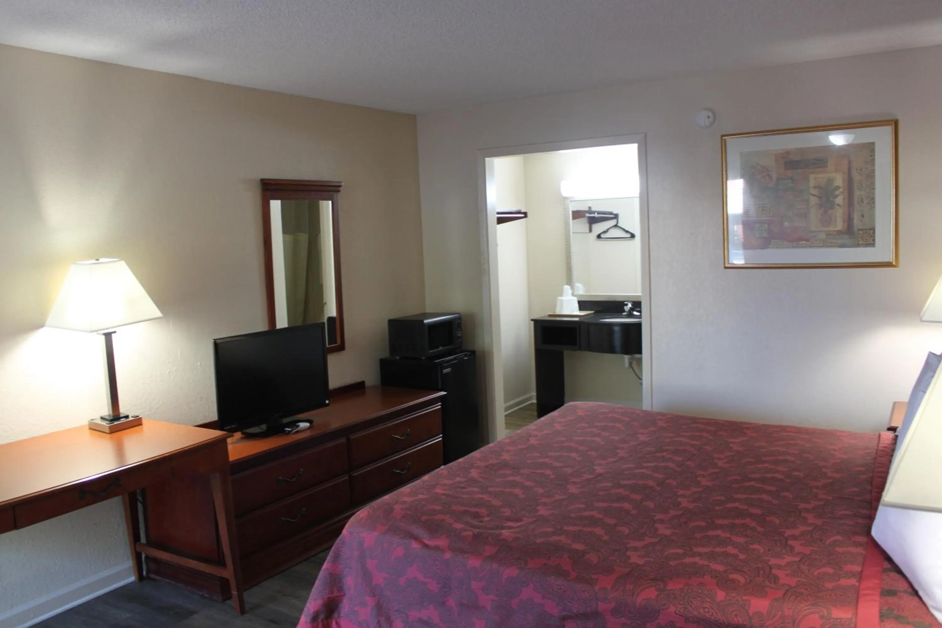 Bed in Travel Inn Buford - Mall of Georgia