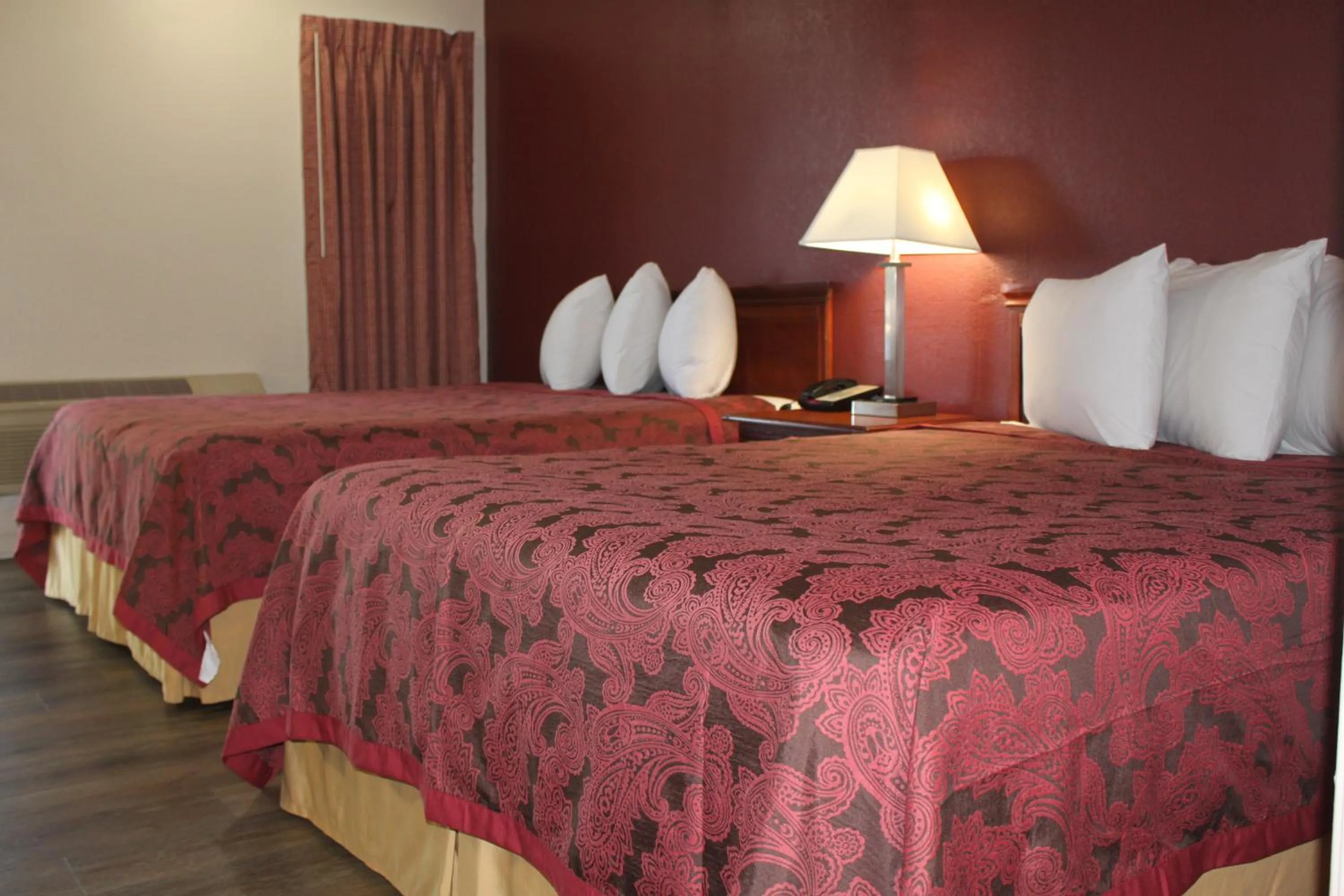 Bed in Travel Inn Buford - Mall of Georgia