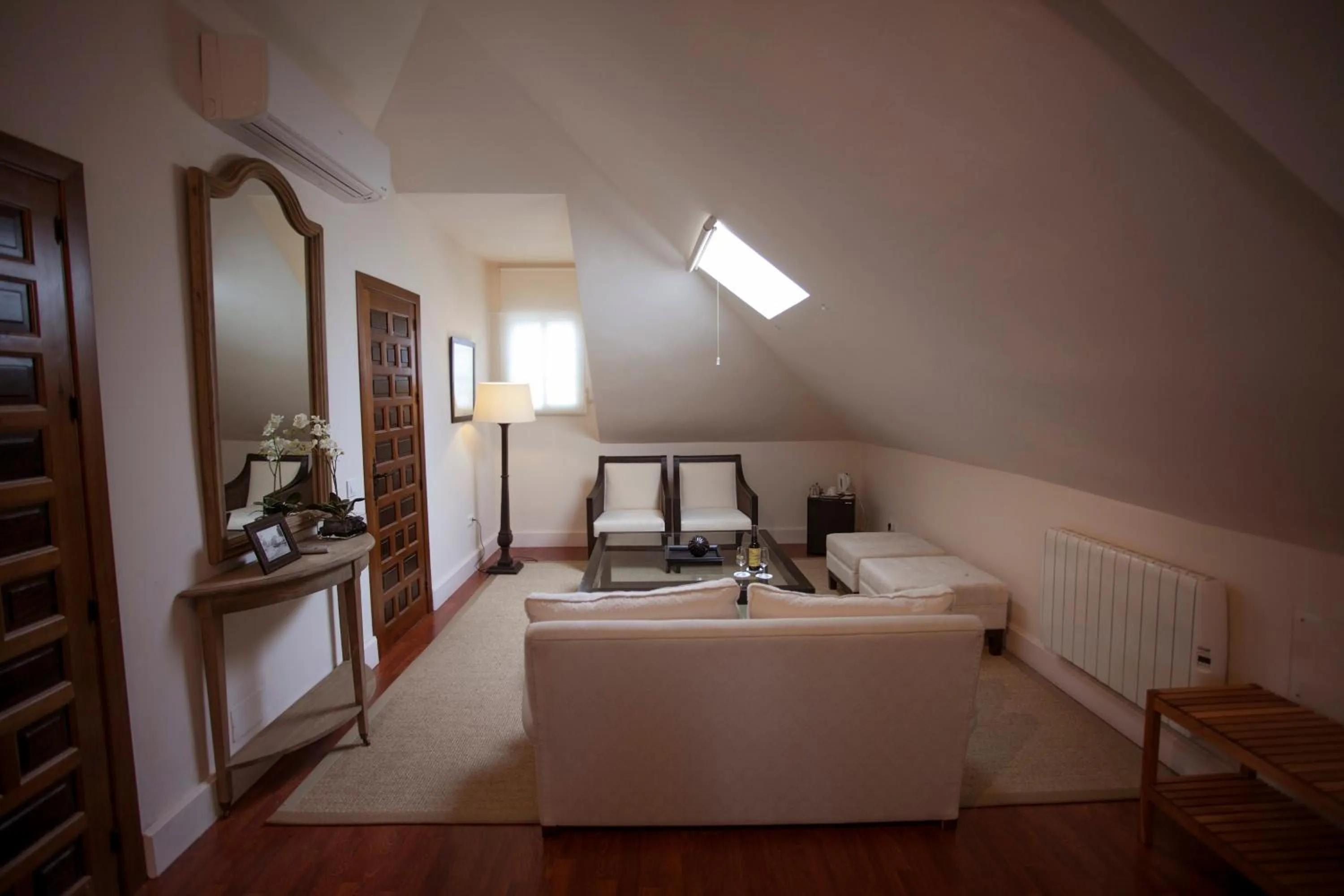 Seating area, Bed in Hotel Hacienda Montenmedio