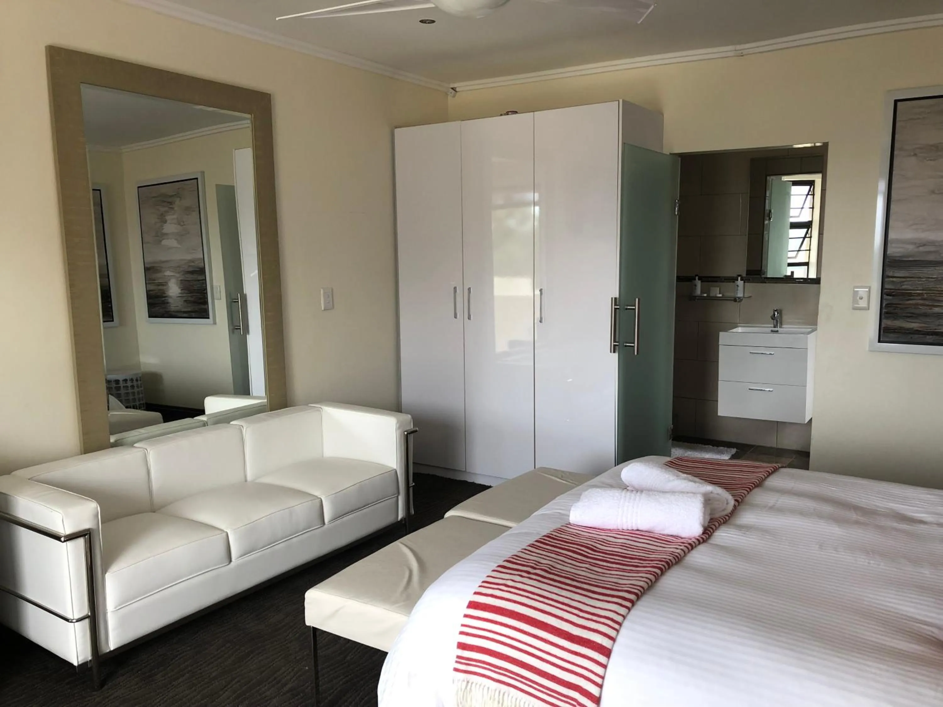 Bedroom, Bed in Coral Beach Bed & Breakfast