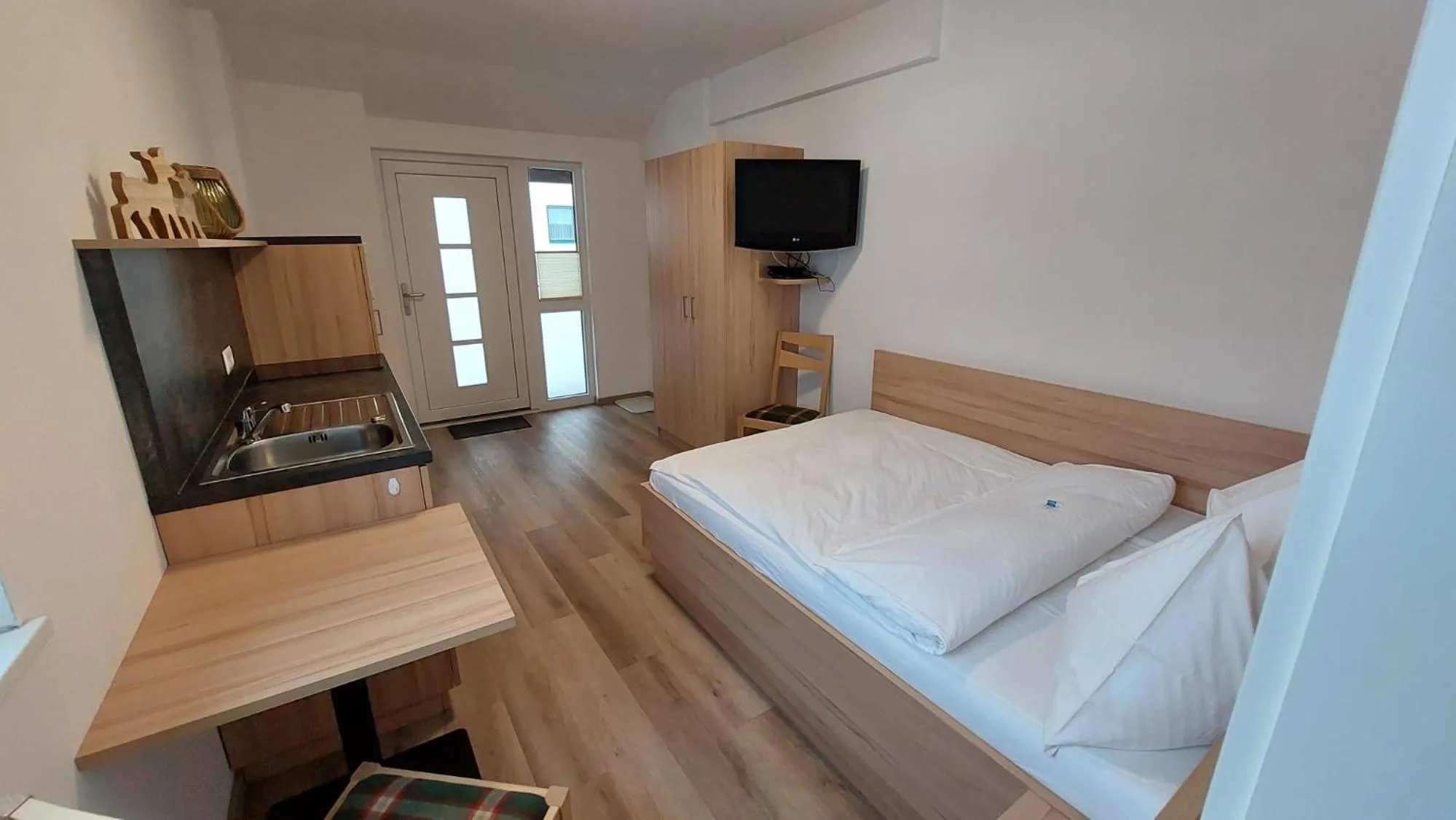 TV and multimedia, Bed in Landhotel Häuserl im Wald