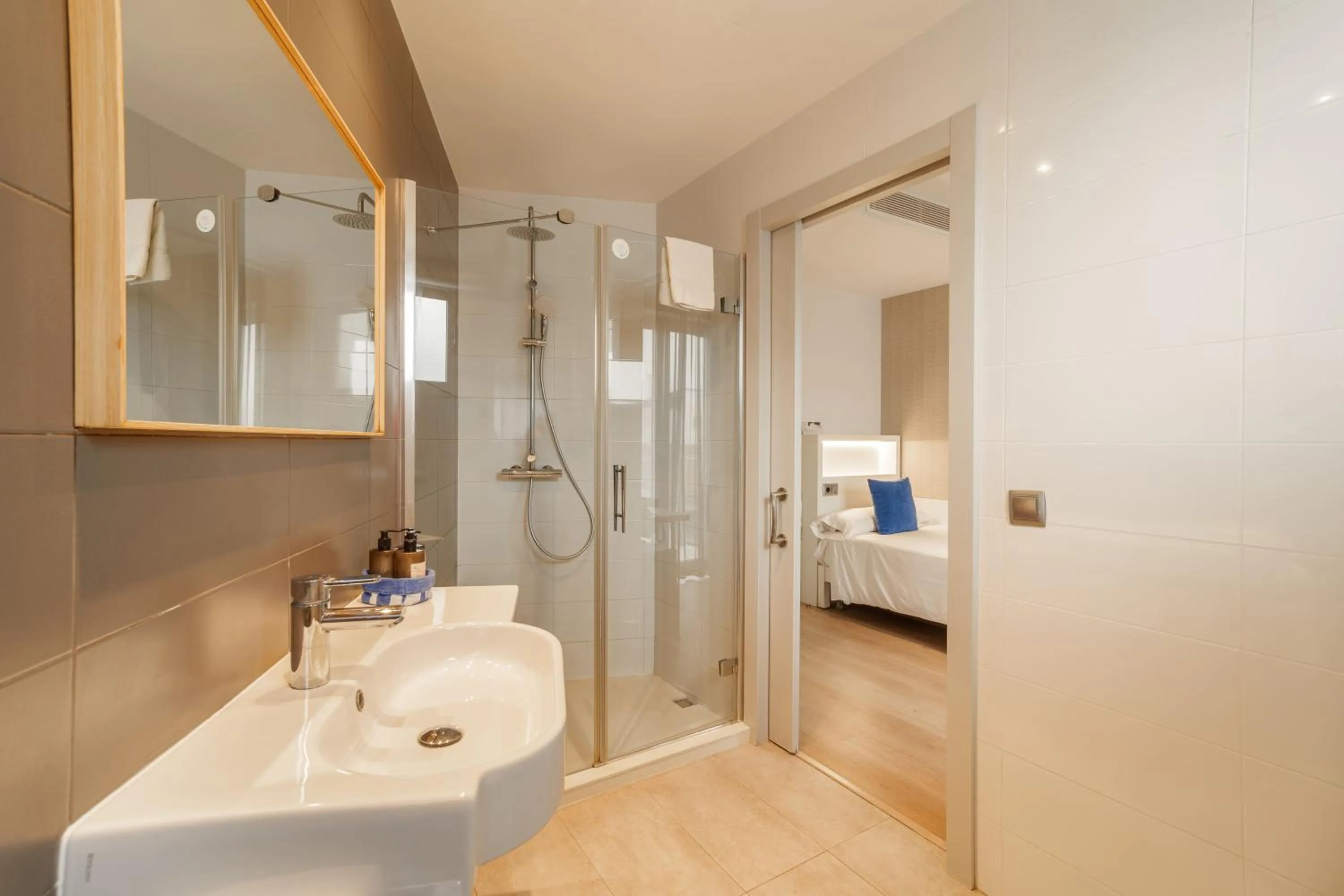 Shower, Bed in Mar Calma Hotel