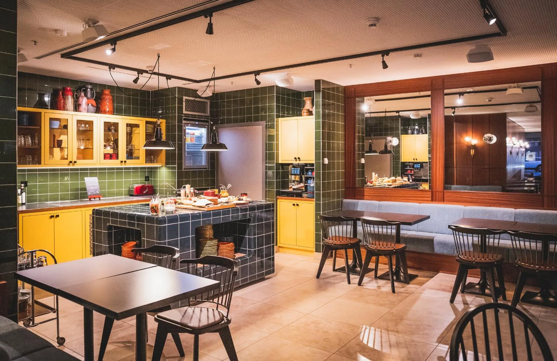 Communal kitchen in Henri Hotel Düsseldorf Downtown