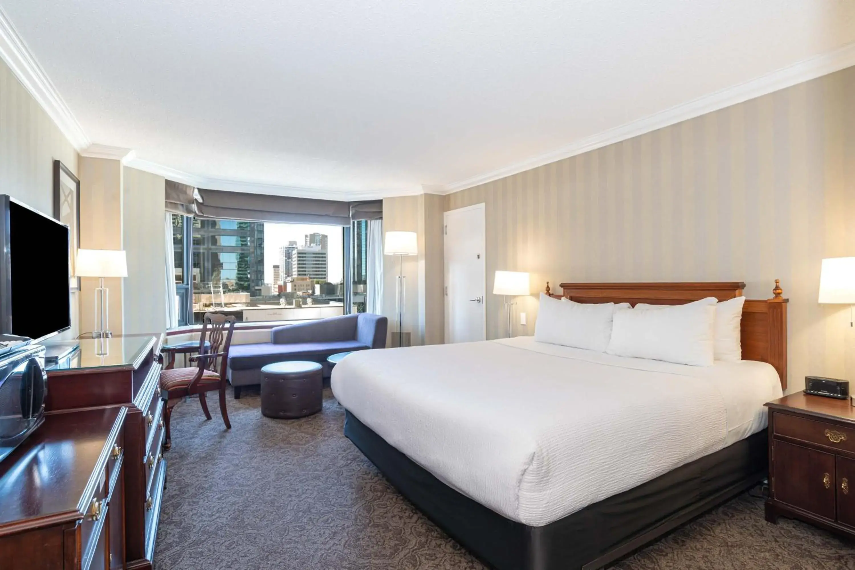 Photo of the whole room, Bed in Sandman Signature Edmonton Downtown Hotel Photo of the whole room, Bed in Sandman Signature Edmonton Downtown Hotel